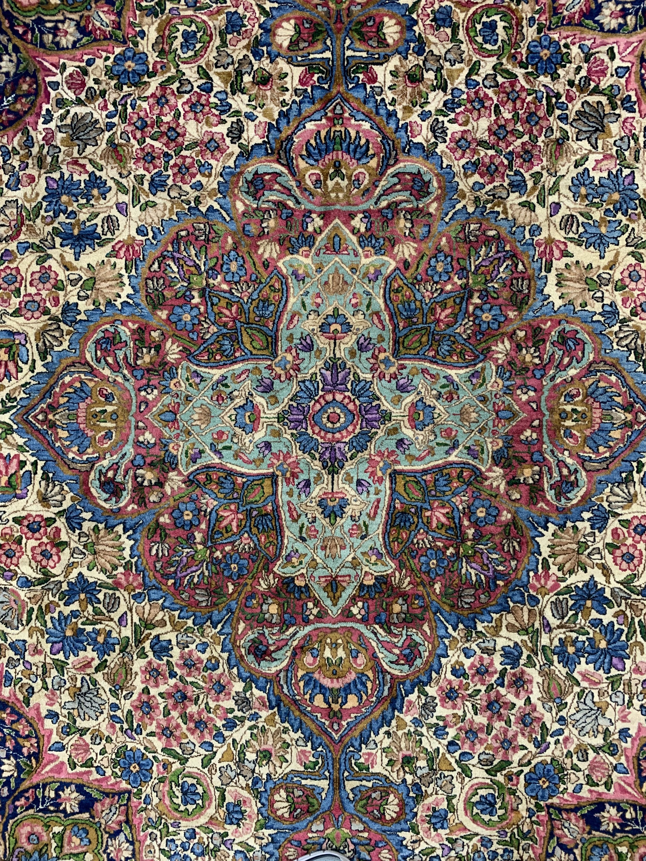 Detail c: Kerman"Lawar"fein, Persien, Mitte 20.Jhd, Korkwolle, ca. 300 x 250 cm, EHZ: 1-2(nahezu Neuwertig).
