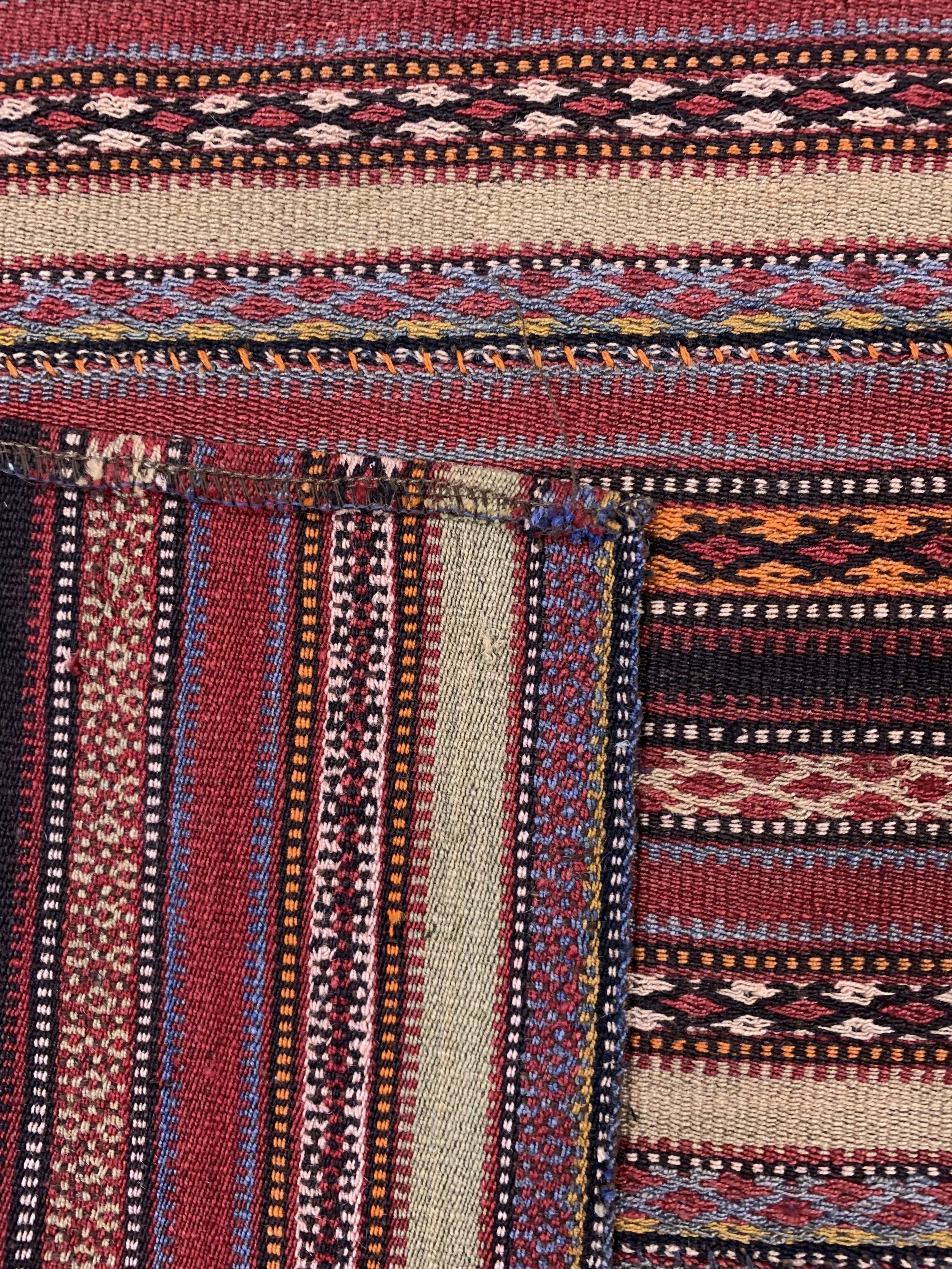 Detail e: Djajim"Nomaden-Decke", Persien, Anfang 20.Jhd, Wolle auf Wolle, ca. 183 x 180 cm, EHZ: 2(8 Bahnig)