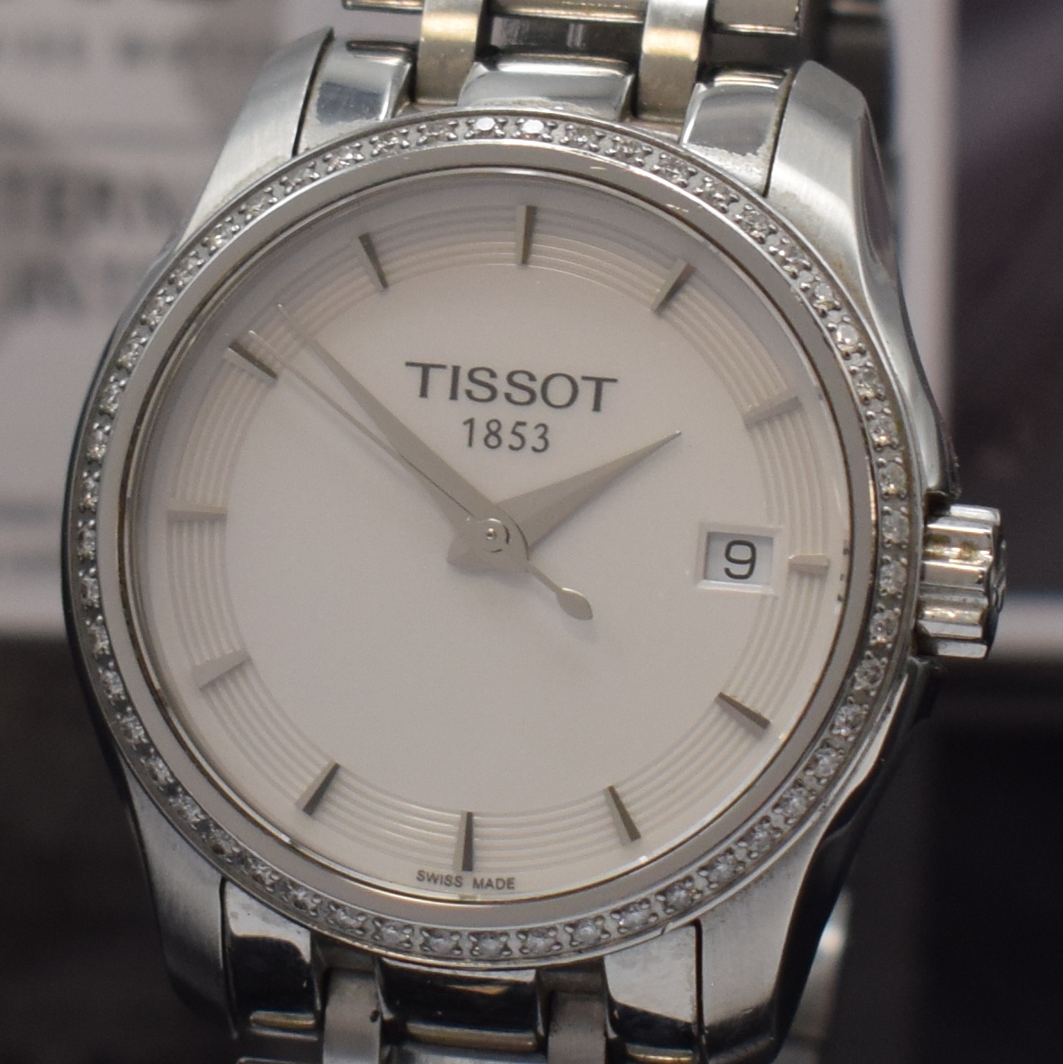 Detail a: TISSOT Damenarmbanduhr Couturier in Stahl mit Brillantlünette Referenz T035210, Schweiz verk. lt. beil. Garantie 06/2015, quarz, orig. Gliederband ...