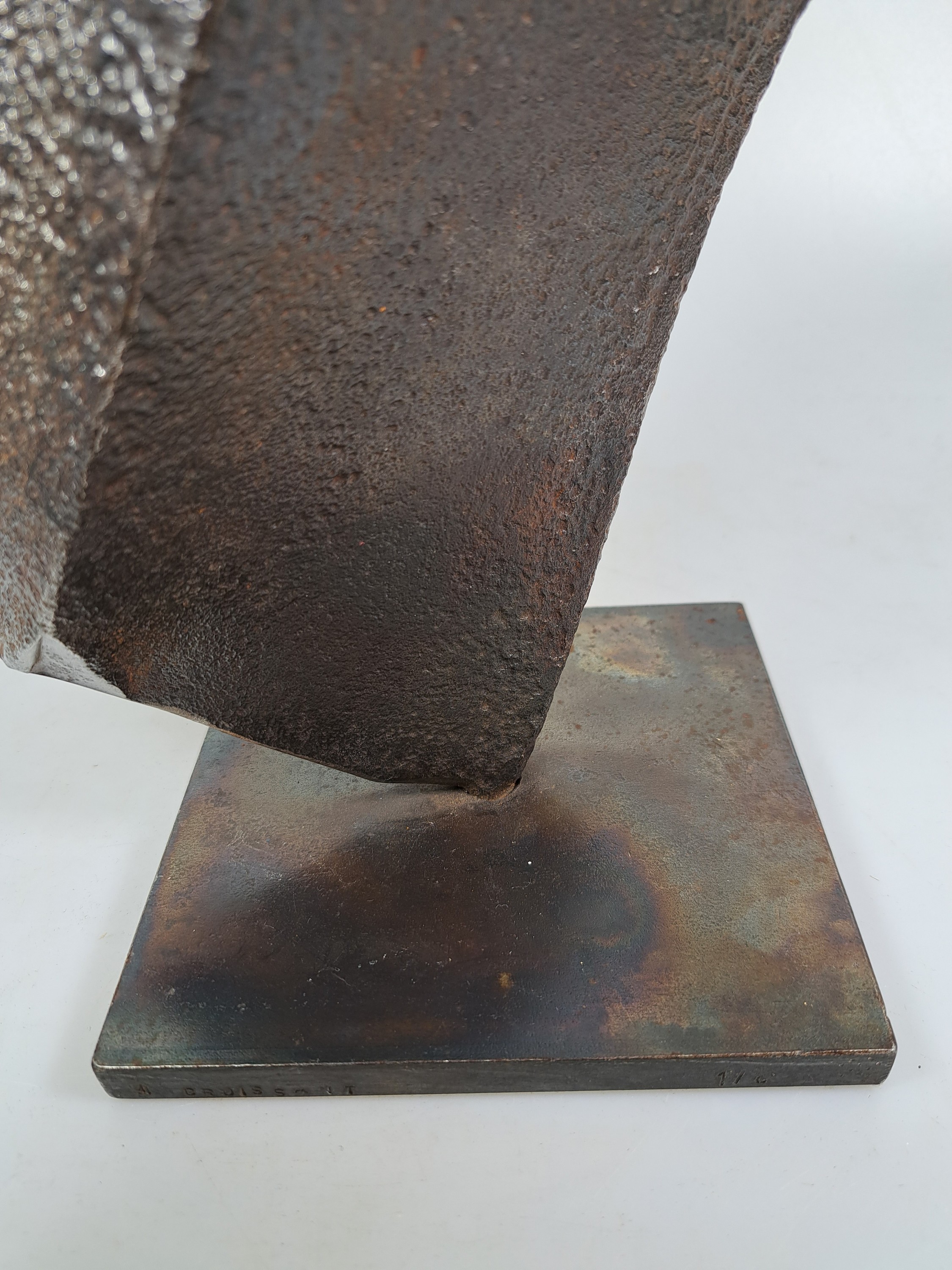 Detail p: ---entfällt--- Michael Croissant, 1928 Landau-2002 München,Bronzeskulptur, sign., dat. 1988, num. 1/8, H. ca. 28cm, nach Steinmetzlehre Studium an ...