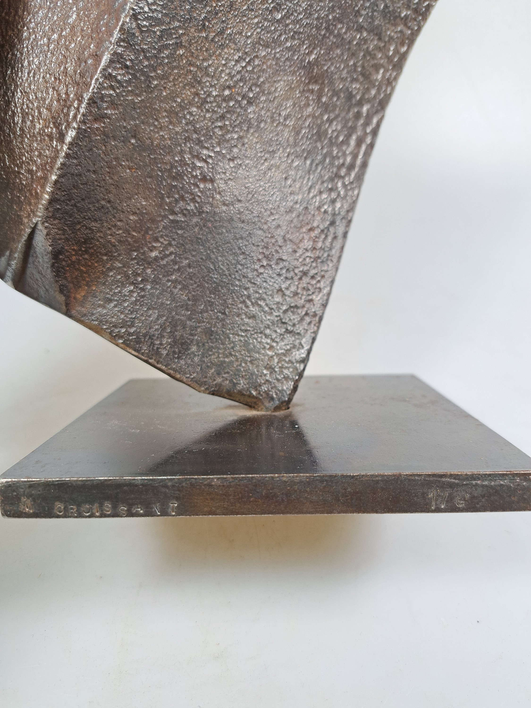 Detail q: ---entfällt--- Michael Croissant, 1928 Landau-2002 München,Bronzeskulptur, sign., dat. 1988, num. 1/8, H. ca. 28cm, nach Steinmetzlehre Studium an ...