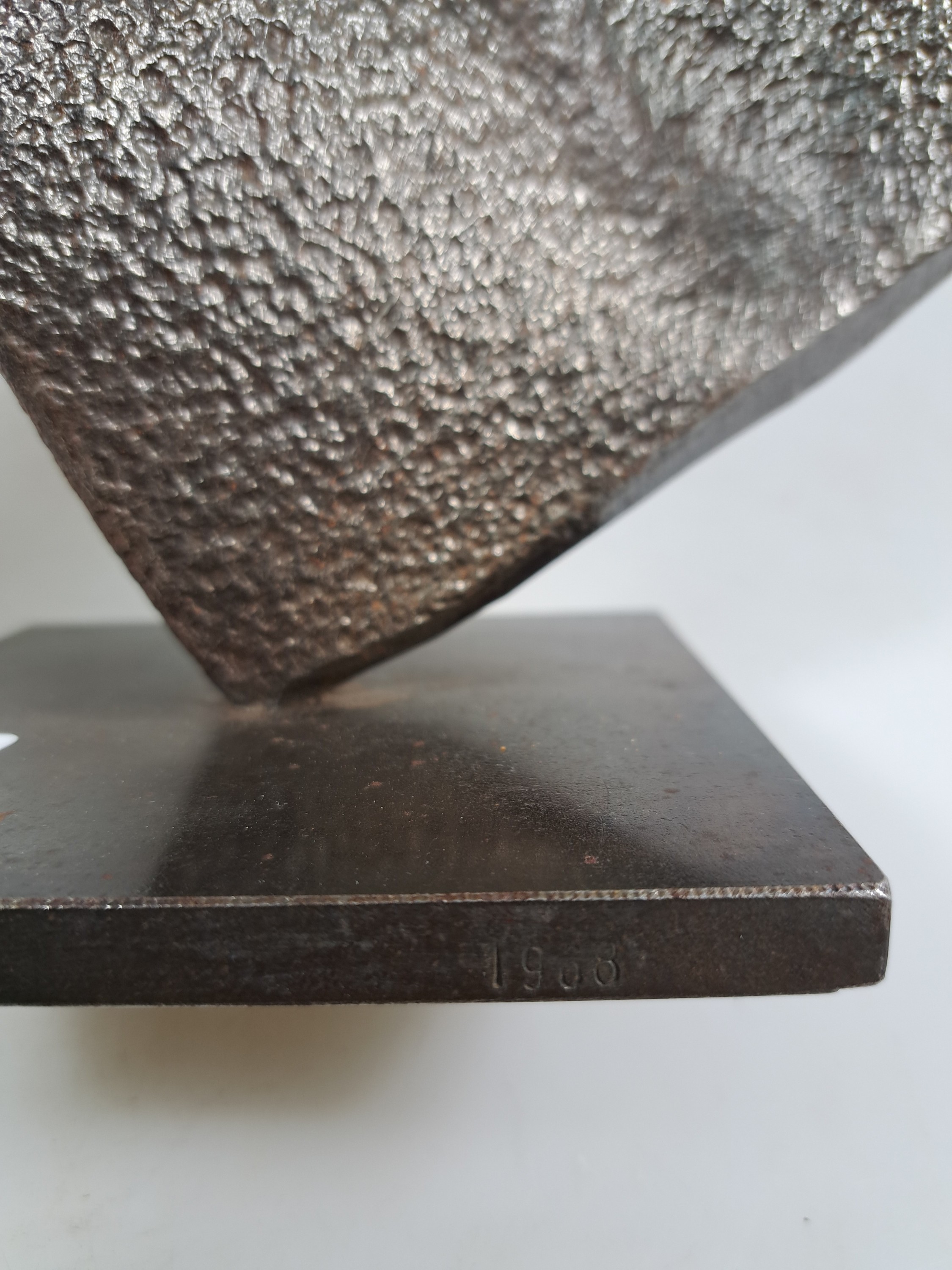 Detail r: ---entfällt--- Michael Croissant, 1928 Landau-2002 München,Bronzeskulptur, sign., dat. 1988, num. 1/8, H. ca. 28cm, nach Steinmetzlehre Studium an ...