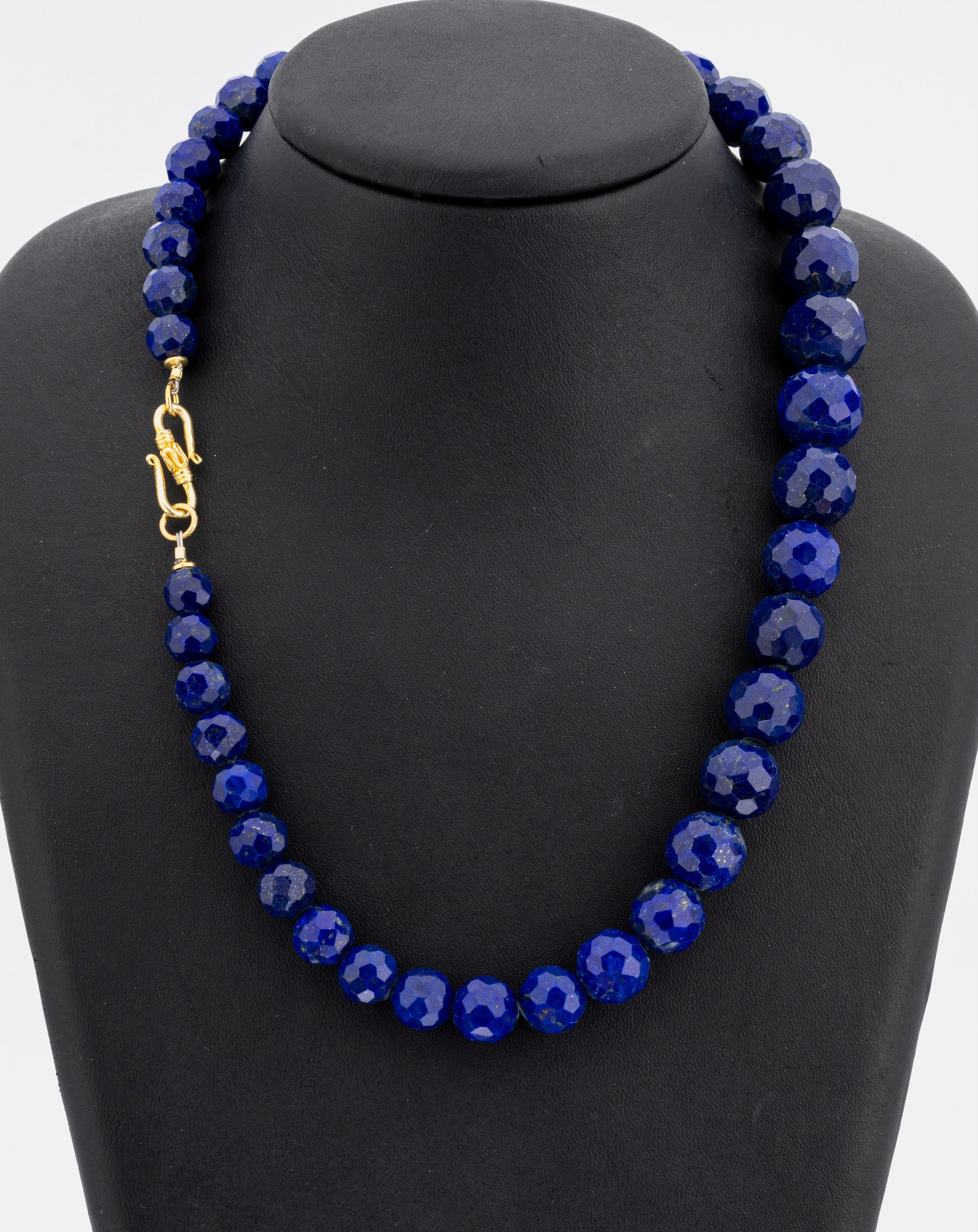 Lapislazuli-Collier, S-Schließe Silber vergoldet, facett. Lapislazuli-Kugeln D. ca. 8.2 - 13.7 mm, L. ca. 48 cm