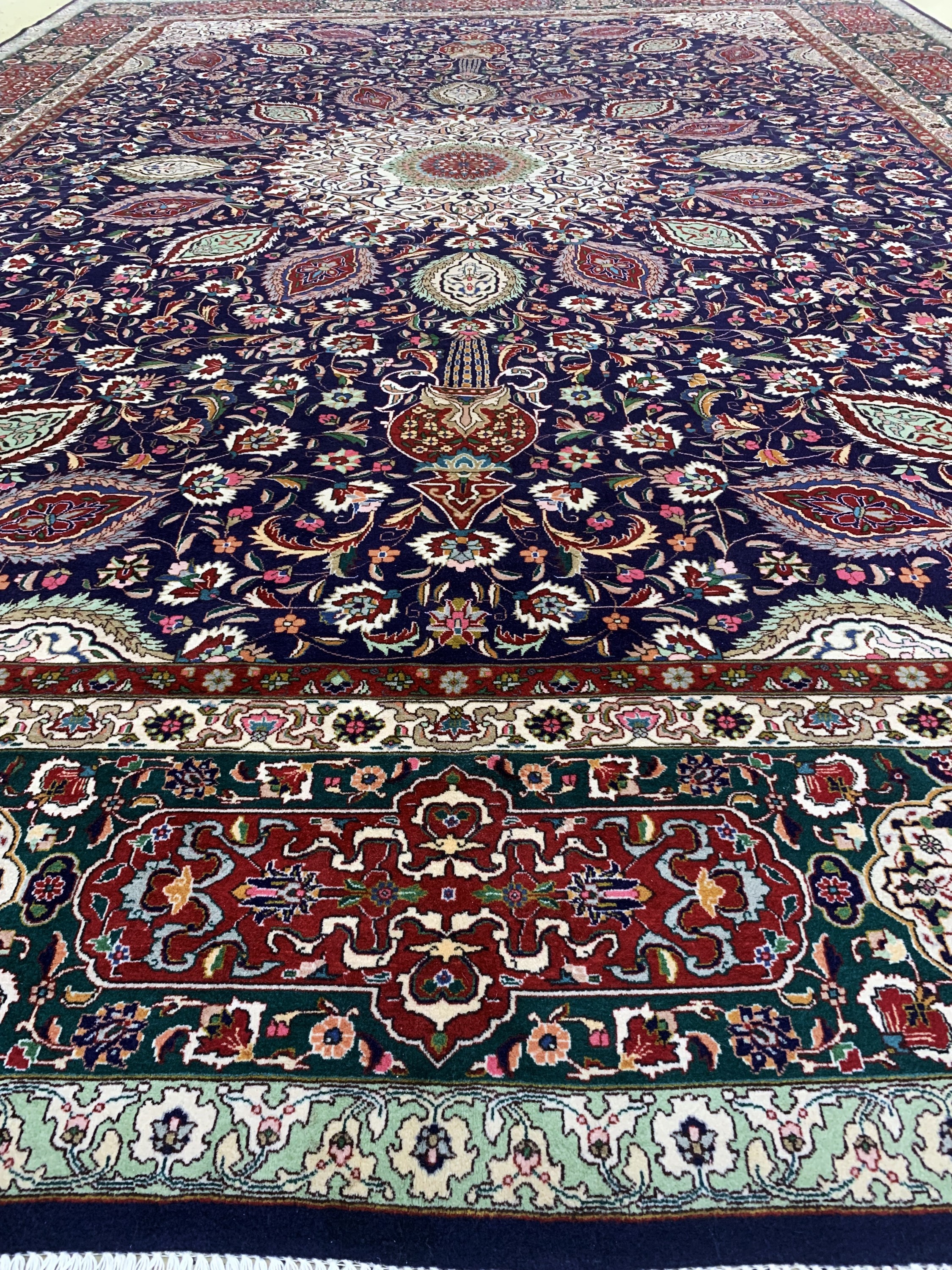 Detail h: Täbriz"Sheikh-Safi", Persien, Mitte 20.Jhd,Wolle auf Baumwolle, ca. 484 x 350 cm, EHZ: 1-2(nahezu Neuwertig).