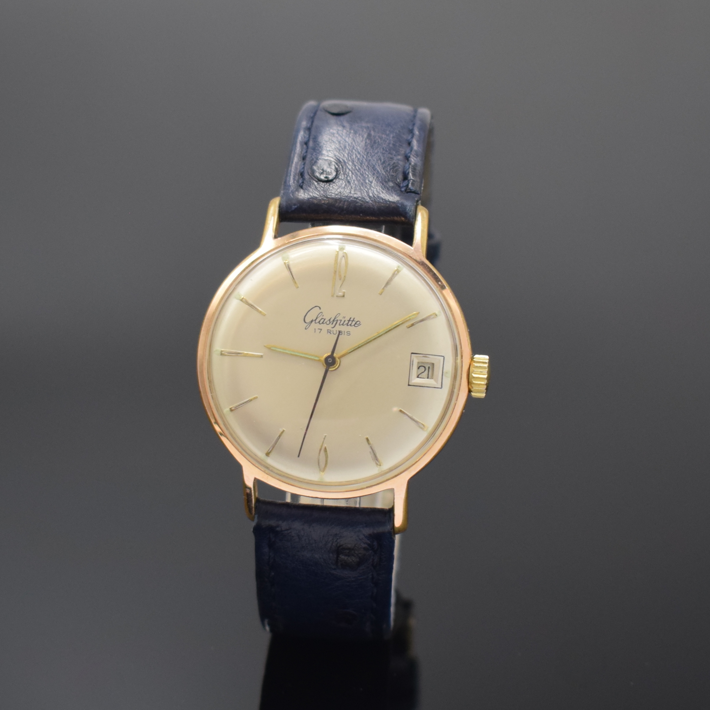 GLASHÜTTE Kaliber 69.1 vergoldete Armbanduhr, DDR um 1965, Handaufzug, 2-tlg. Geh., Stahlboden aufgedr., silb. Zifferbl. pat., gold. Indizes u. ...