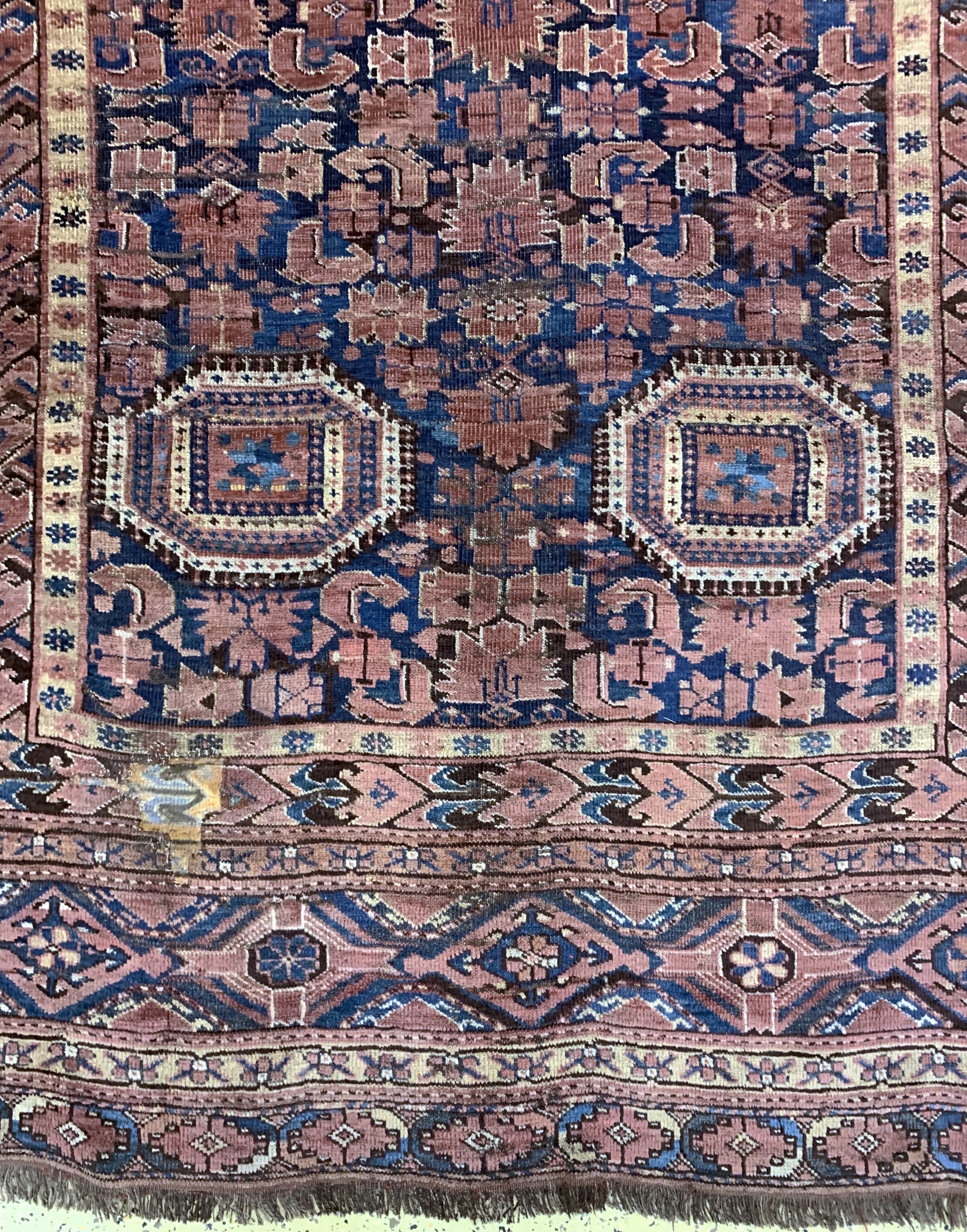 Detail b: Beschir"Kelley"antik, Turkmenistan, 19.Jhd,Wolle auf Wolle, ca. 500 x 255 cm, EHZ: 3, (mehrere restaurierungen)