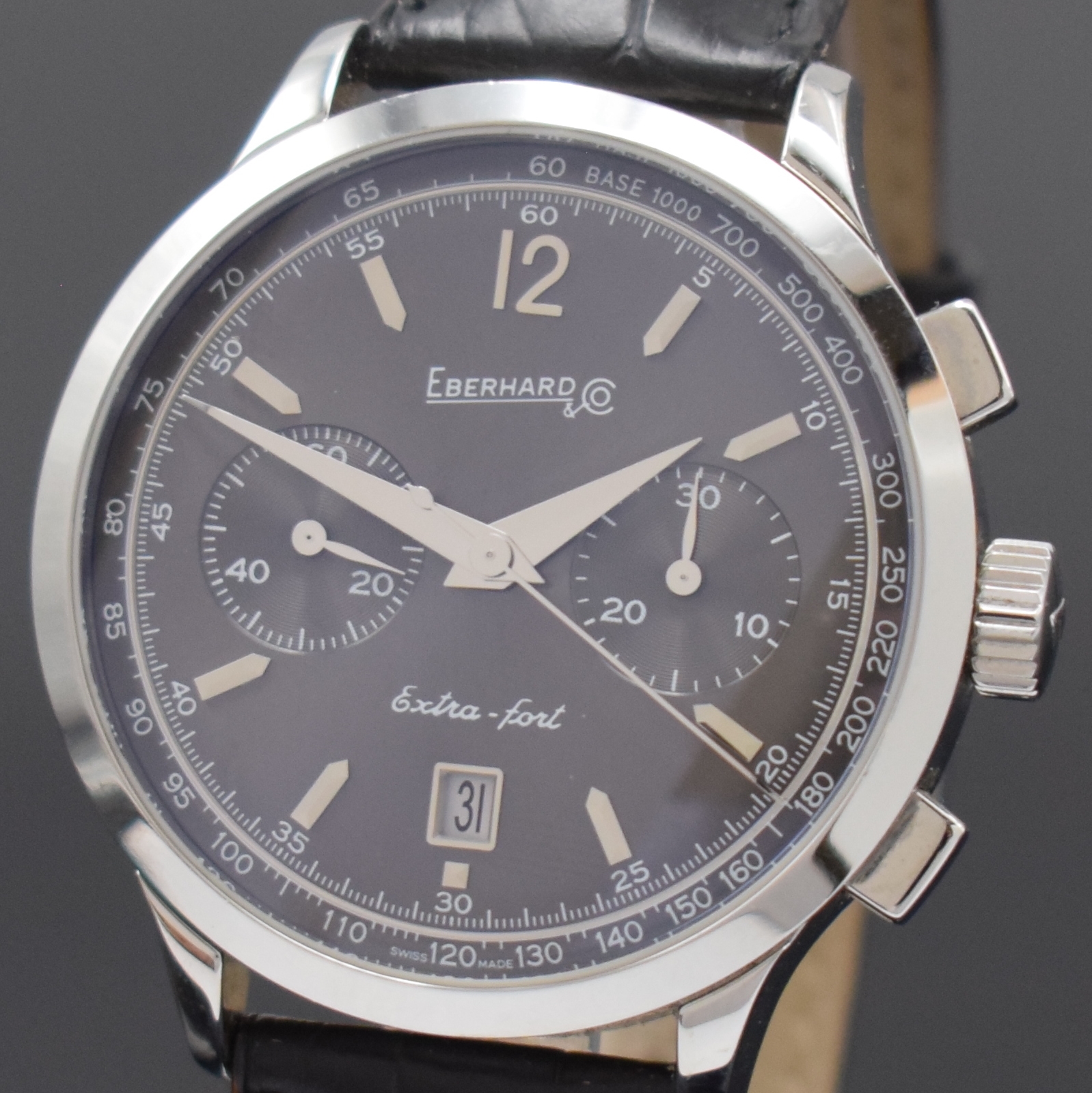 Detail a: EBERHARD & Co Extra Fort Grande Taille Armbandchronograph in Stahl Referenz 31953, Schweiz um 2010, Automatik, 6-fach verschr. Geh., orig. Lederband ...