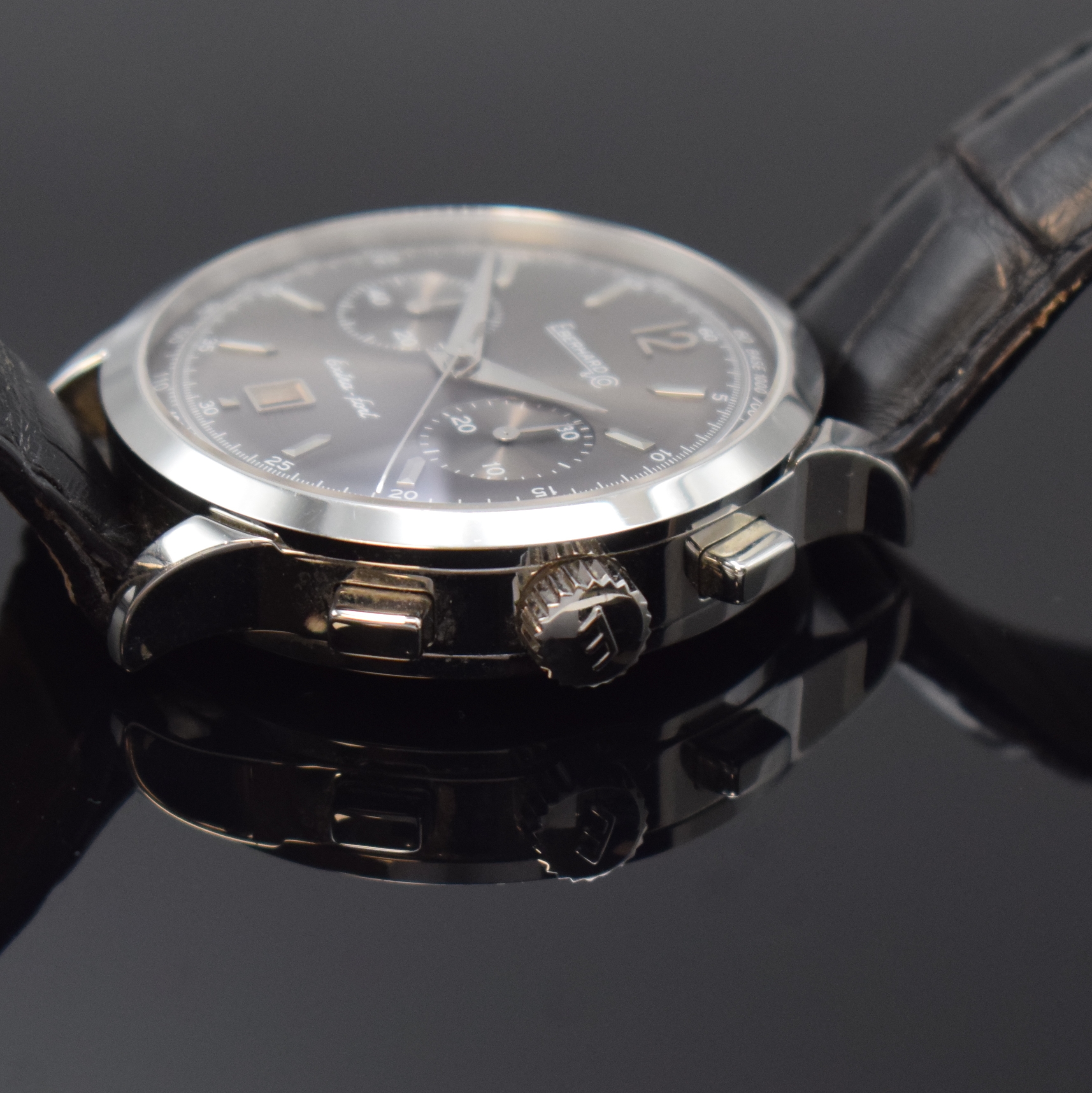 Detail c: EBERHARD & Co Extra Fort Grande Taille Armbandchronograph in Stahl Referenz 31953, Schweiz um 2010, Automatik, 6-fach verschr. Geh., orig. Lederband ...