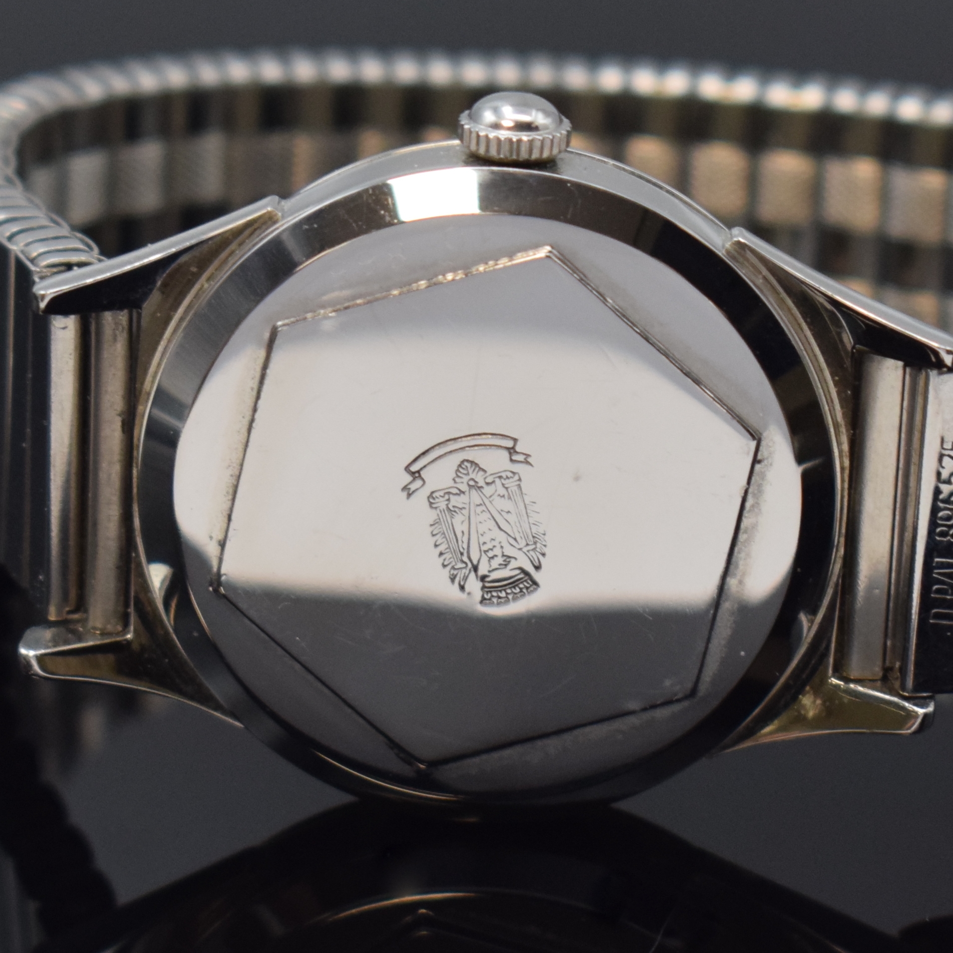 Detail c: LIP nahezu neuwertige Armbanduhr in Stahl, Frankreich um 1955, Handaufzug, verschr. Geh. m. ausgef. Bandanstößen, Boden m. Lip-Logo, silb. ...