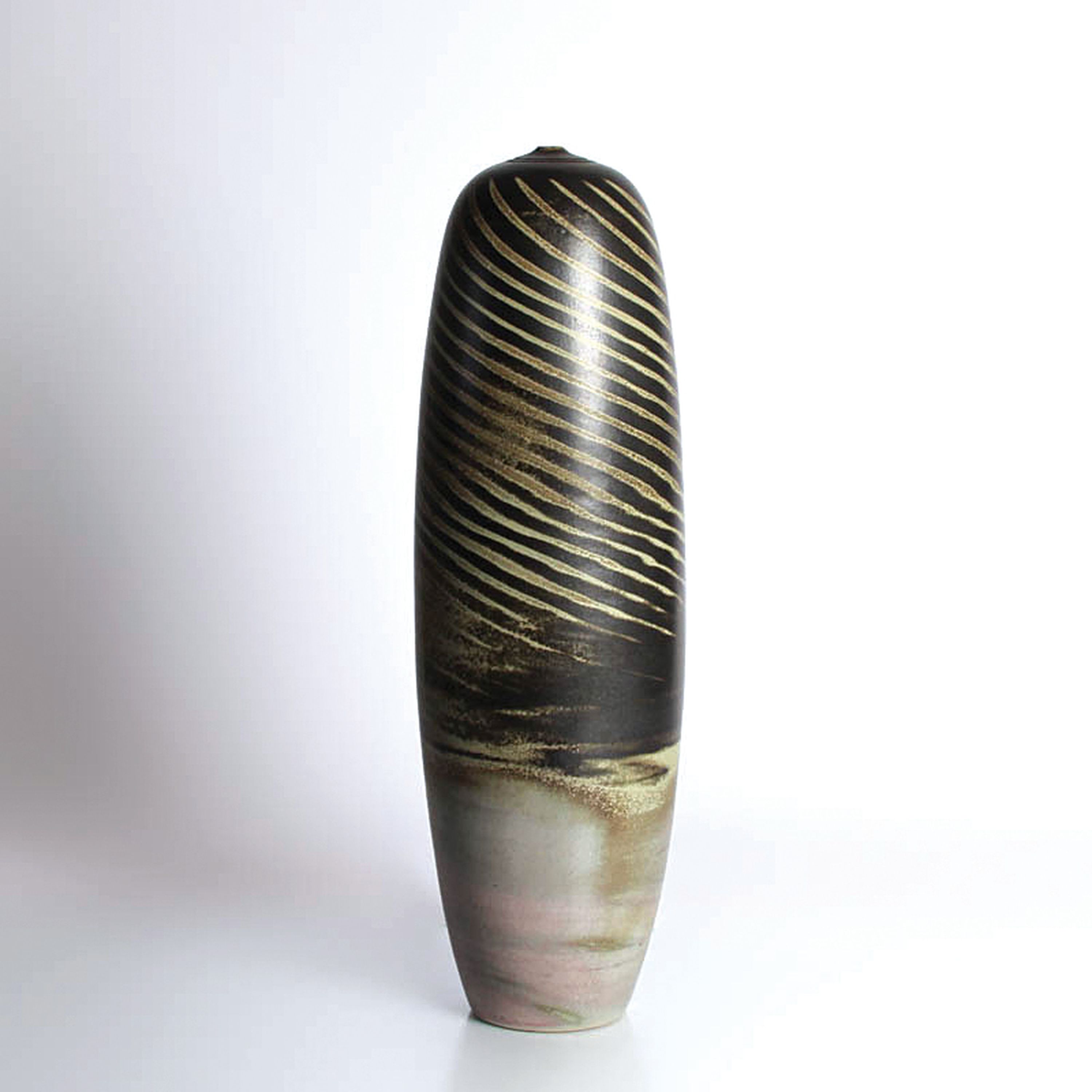 Studiokeramik-Vase, Renee Mangeat-Duc (geb. 1947), Tannay, Frankreich, sandfarbener Scherben, Keulenform, Glasur in schwarz und violett, mit orig. ...