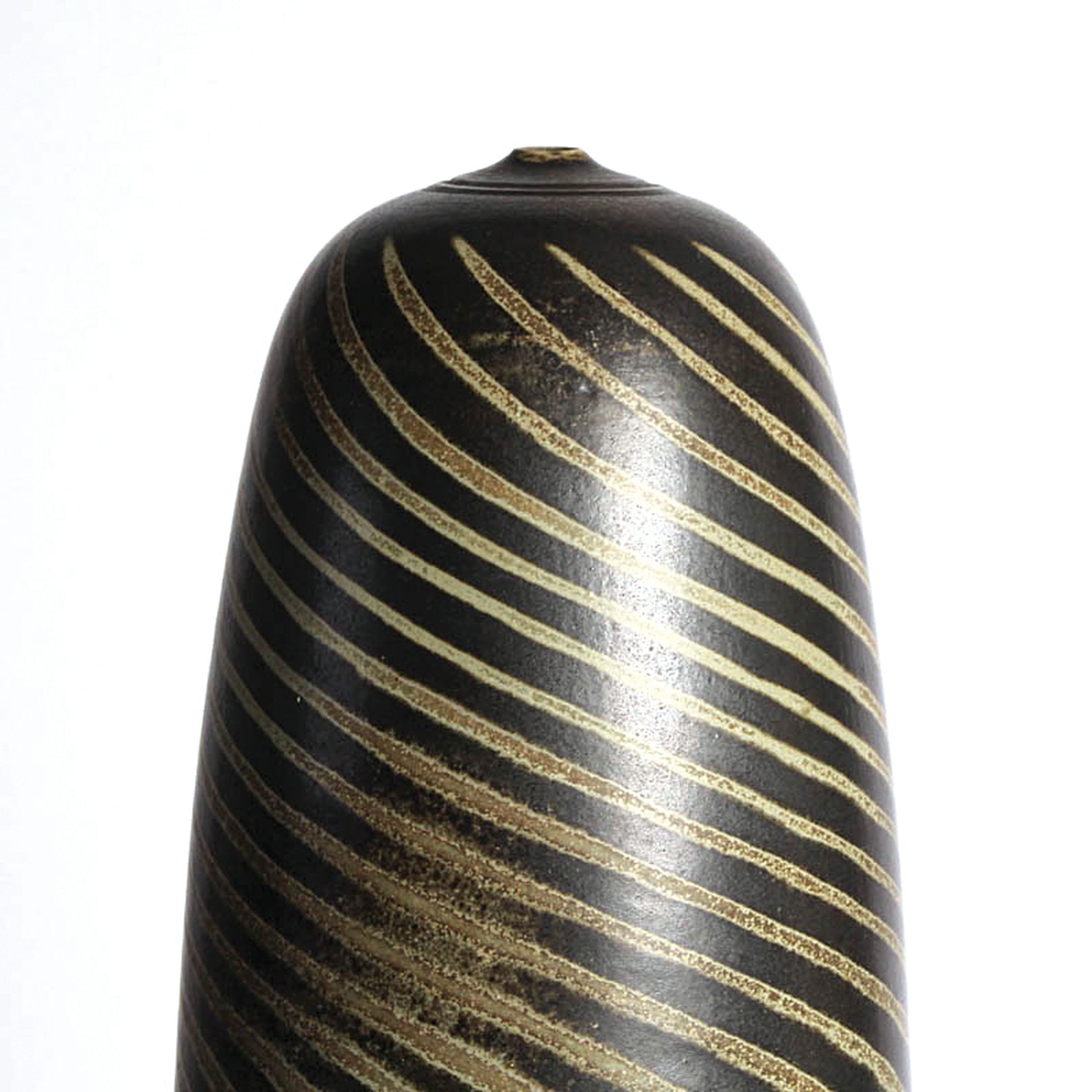 Detail a: Studiokeramik-Vase, Renee Mangeat-Duc (geb. 1947), Tannay, Frankreich, sandfarbener Scherben, Keulenform, Glasur in schwarz und violett, mit orig. ...