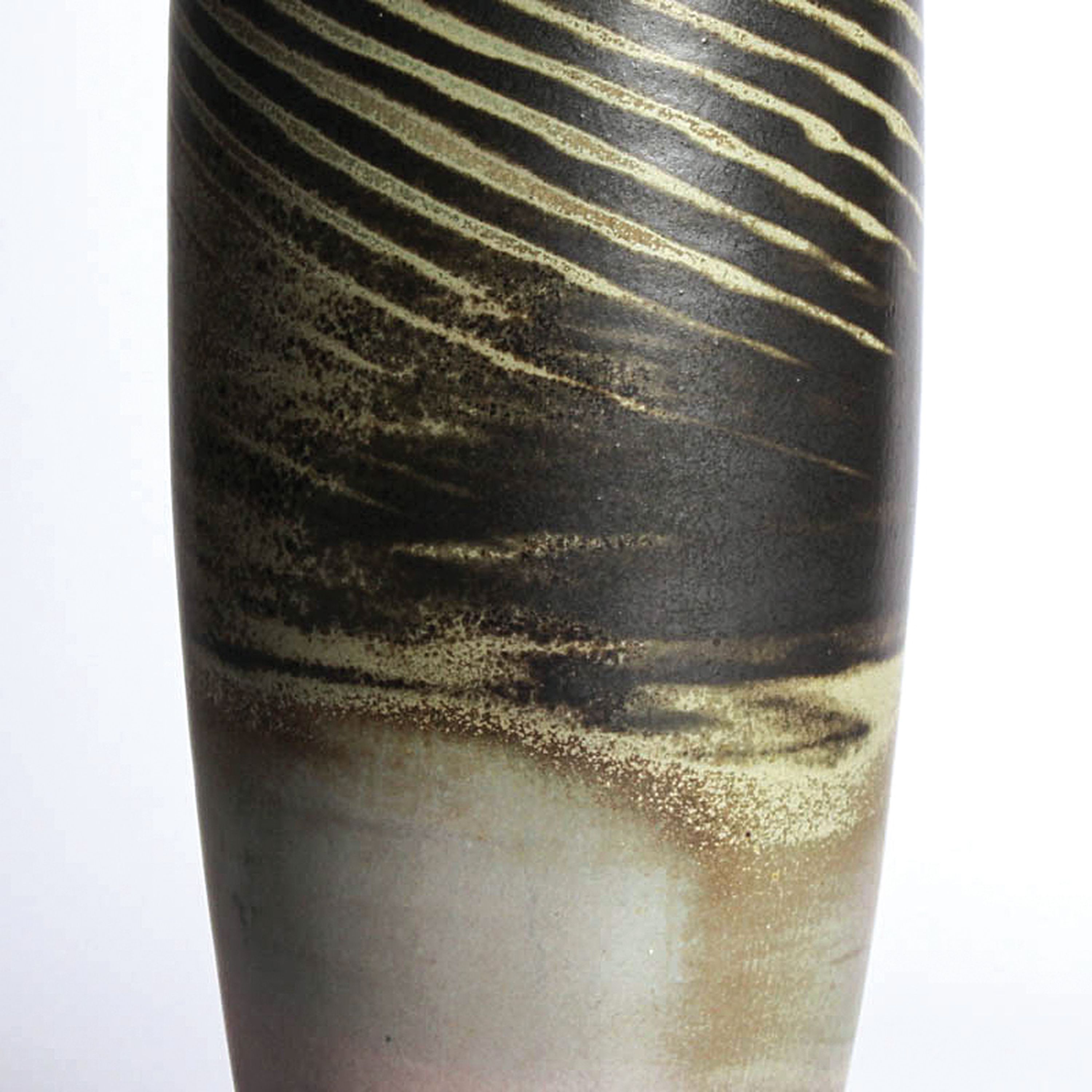Detail b: Studiokeramik-Vase, Renee Mangeat-Duc (geb. 1947), Tannay, Frankreich, sandfarbener Scherben, Keulenform, Glasur in schwarz und violett, mit orig. ...
