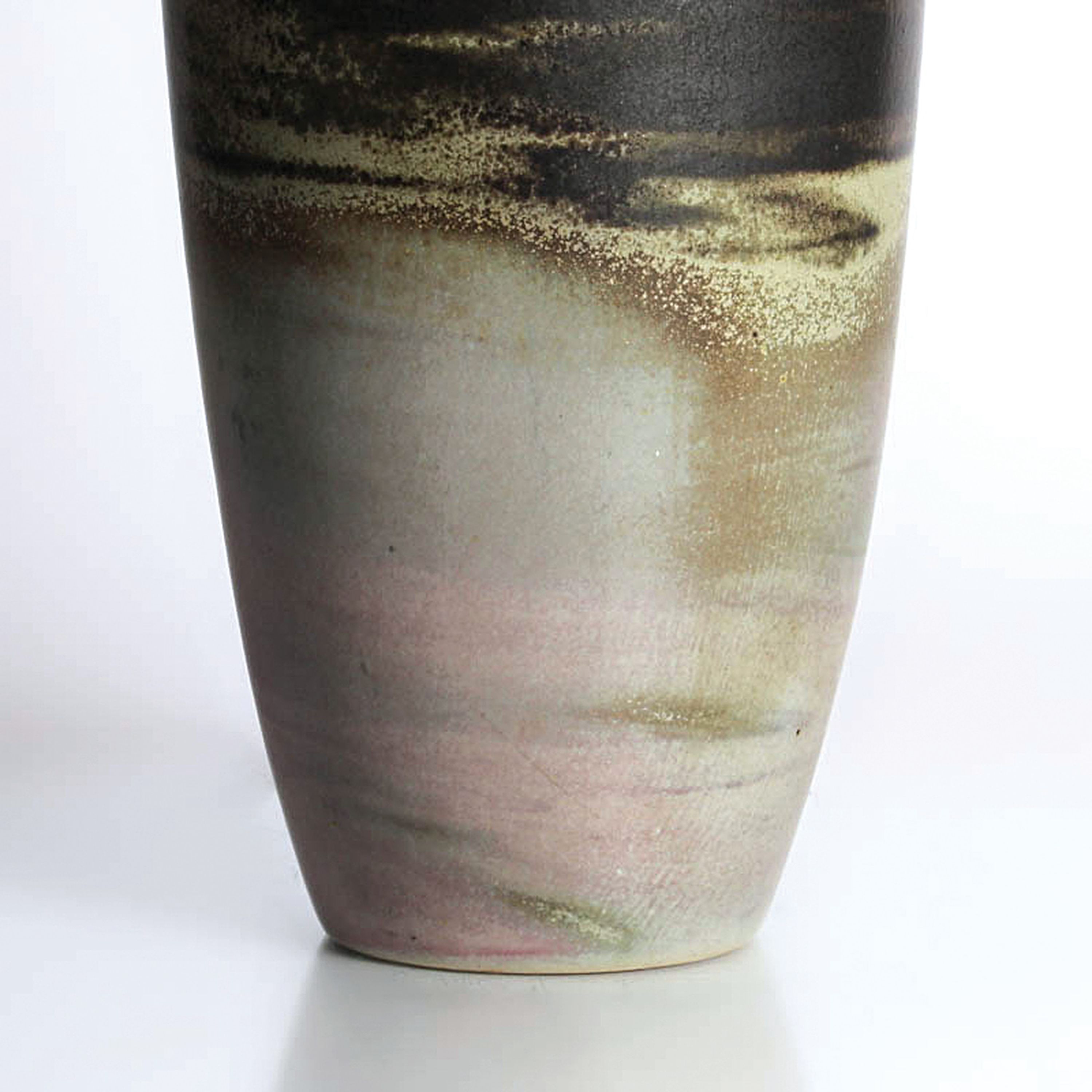 Detail c: Studiokeramik-Vase, Renee Mangeat-Duc (geb. 1947), Tannay, Frankreich, sandfarbener Scherben, Keulenform, Glasur in schwarz und violett, mit orig. ...
