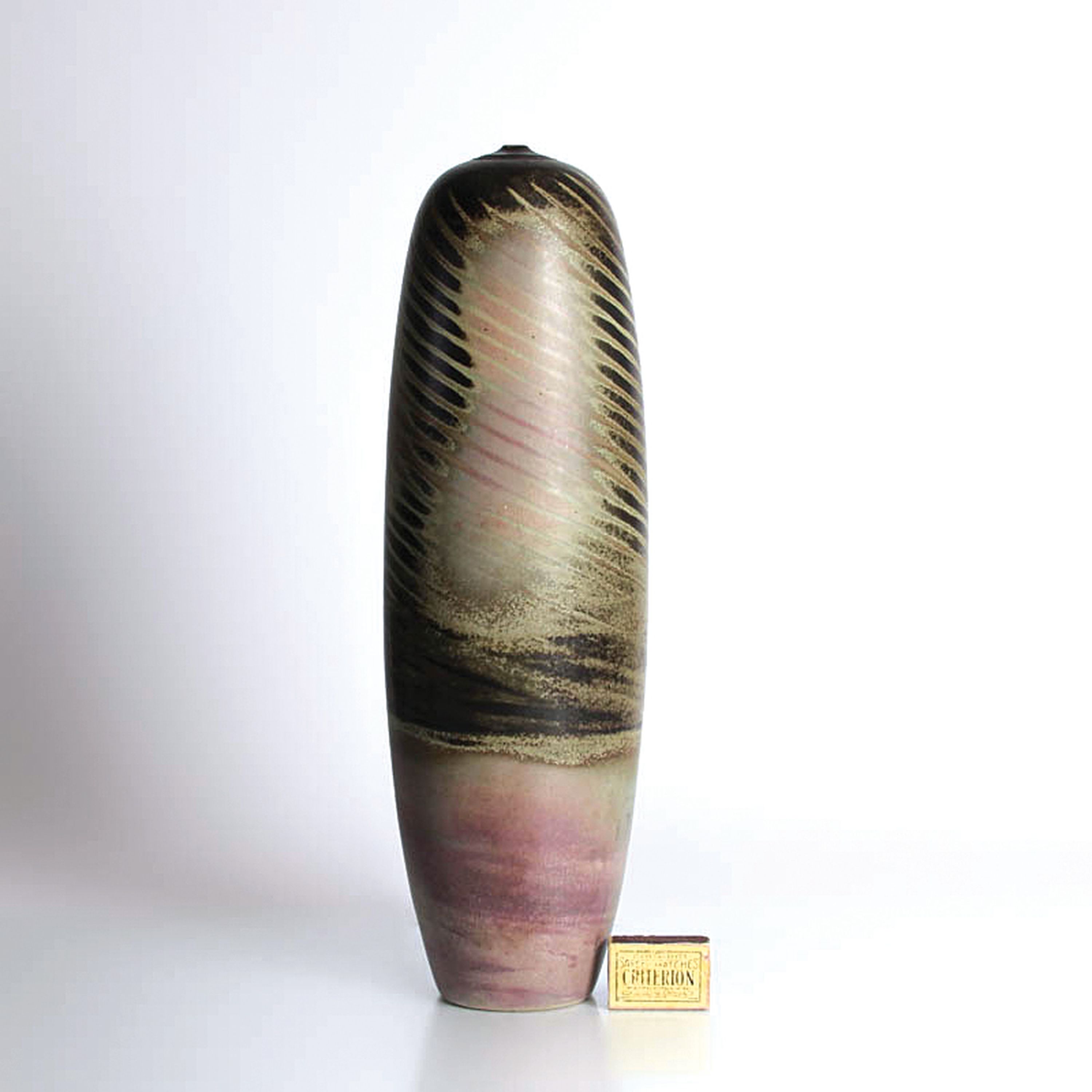 Detail d: Studiokeramik-Vase, Renee Mangeat-Duc (geb. 1947), Tannay, Frankreich, sandfarbener Scherben, Keulenform, Glasur in schwarz und violett, mit orig. ...