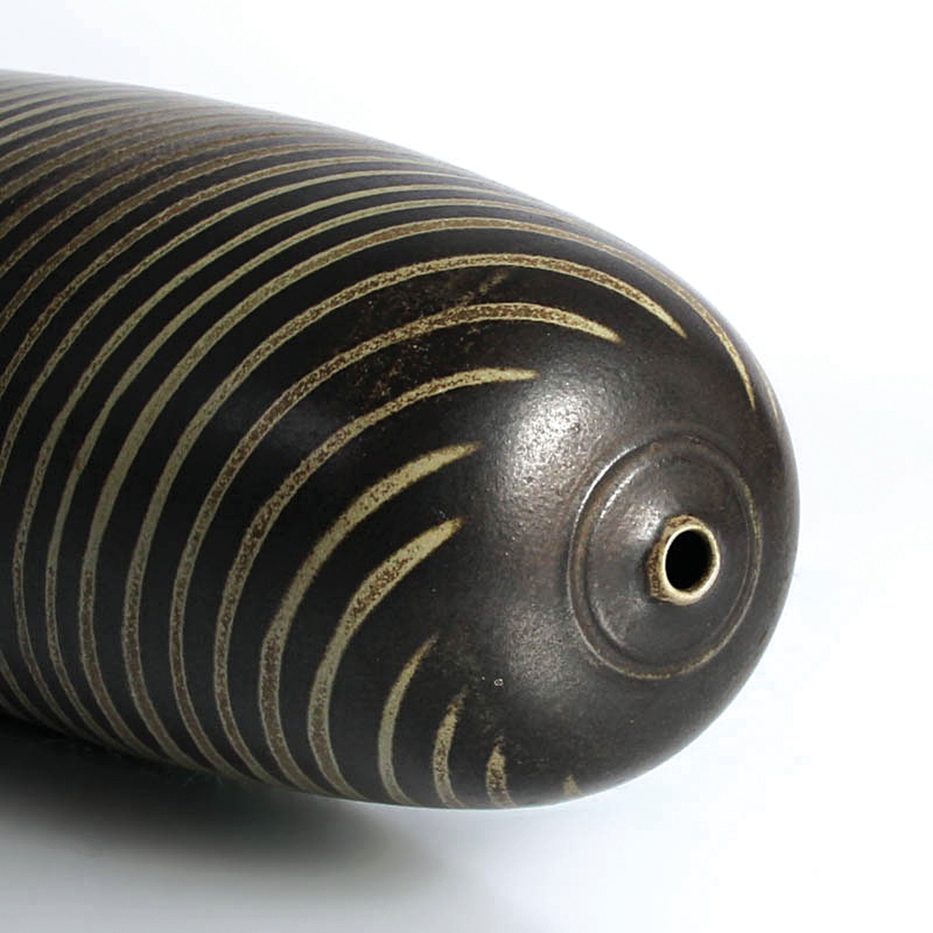 Detail e: Studiokeramik-Vase, Renee Mangeat-Duc (geb. 1947), Tannay, Frankreich, sandfarbener Scherben, Keulenform, Glasur in schwarz und violett, mit orig. ...