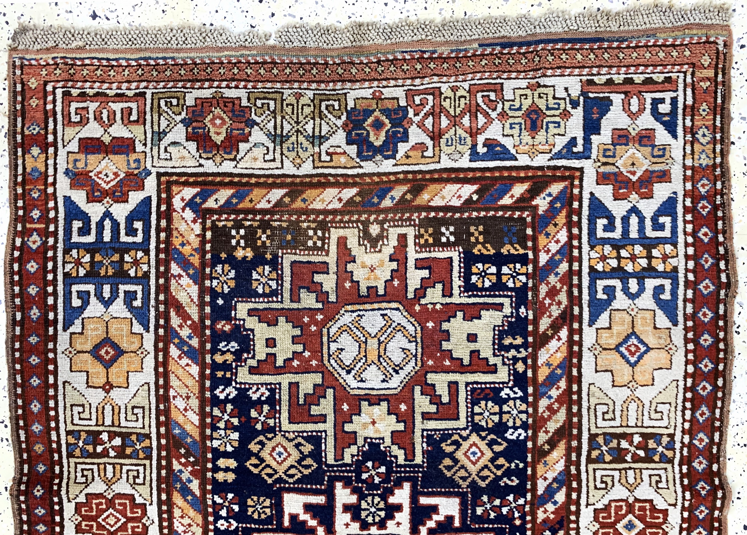 Detail a: Antiker Kazak, Kaukasus, 19.Jhd, Wolle auf Wolle, ca. 300 x 115 cm, EHZ: 3, (kleine restaurierungen)