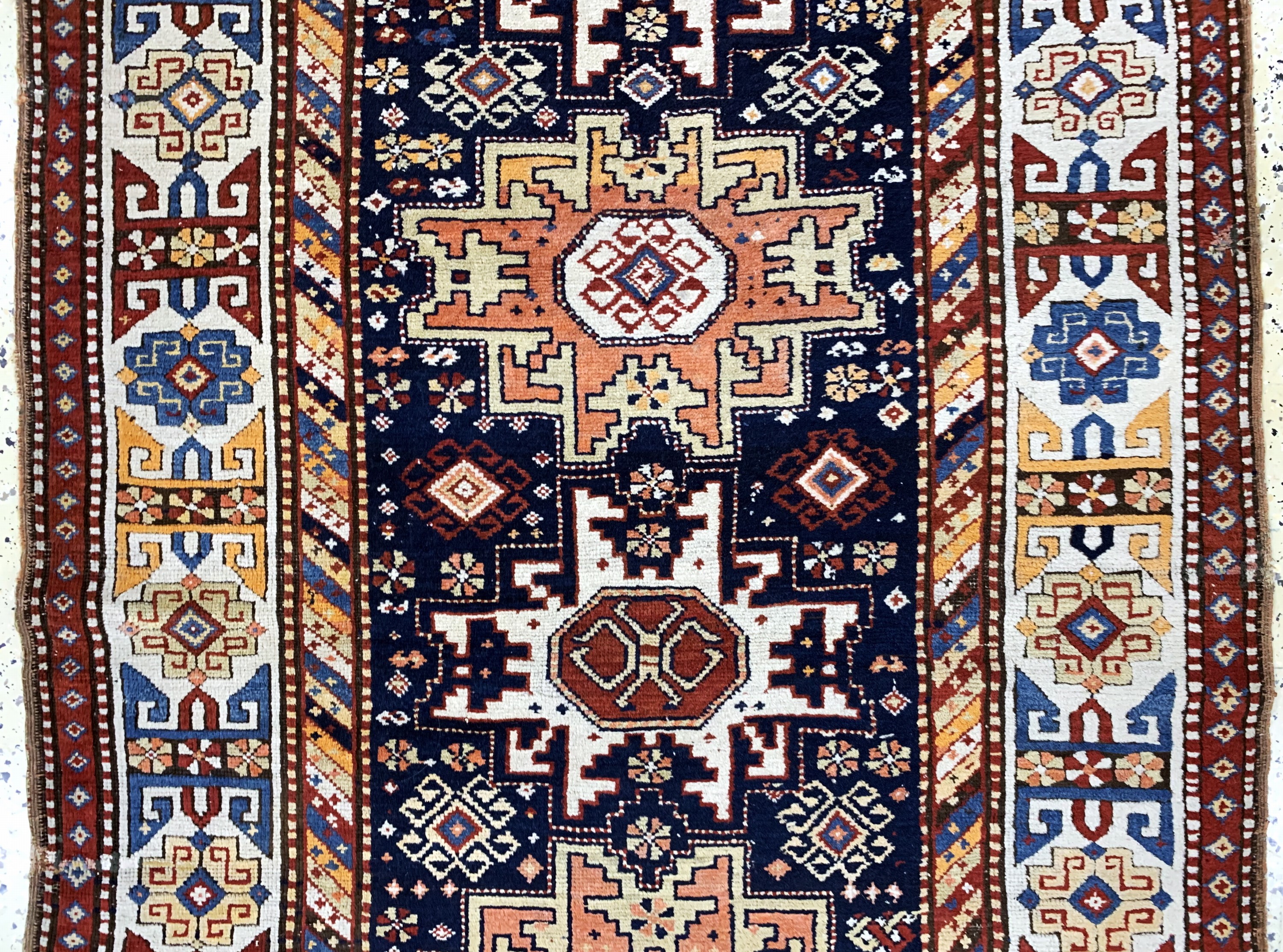 Detail b: Antiker Kazak, Kaukasus, 19.Jhd, Wolle auf Wolle, ca. 300 x 115 cm, EHZ: 3, (kleine restaurierungen)