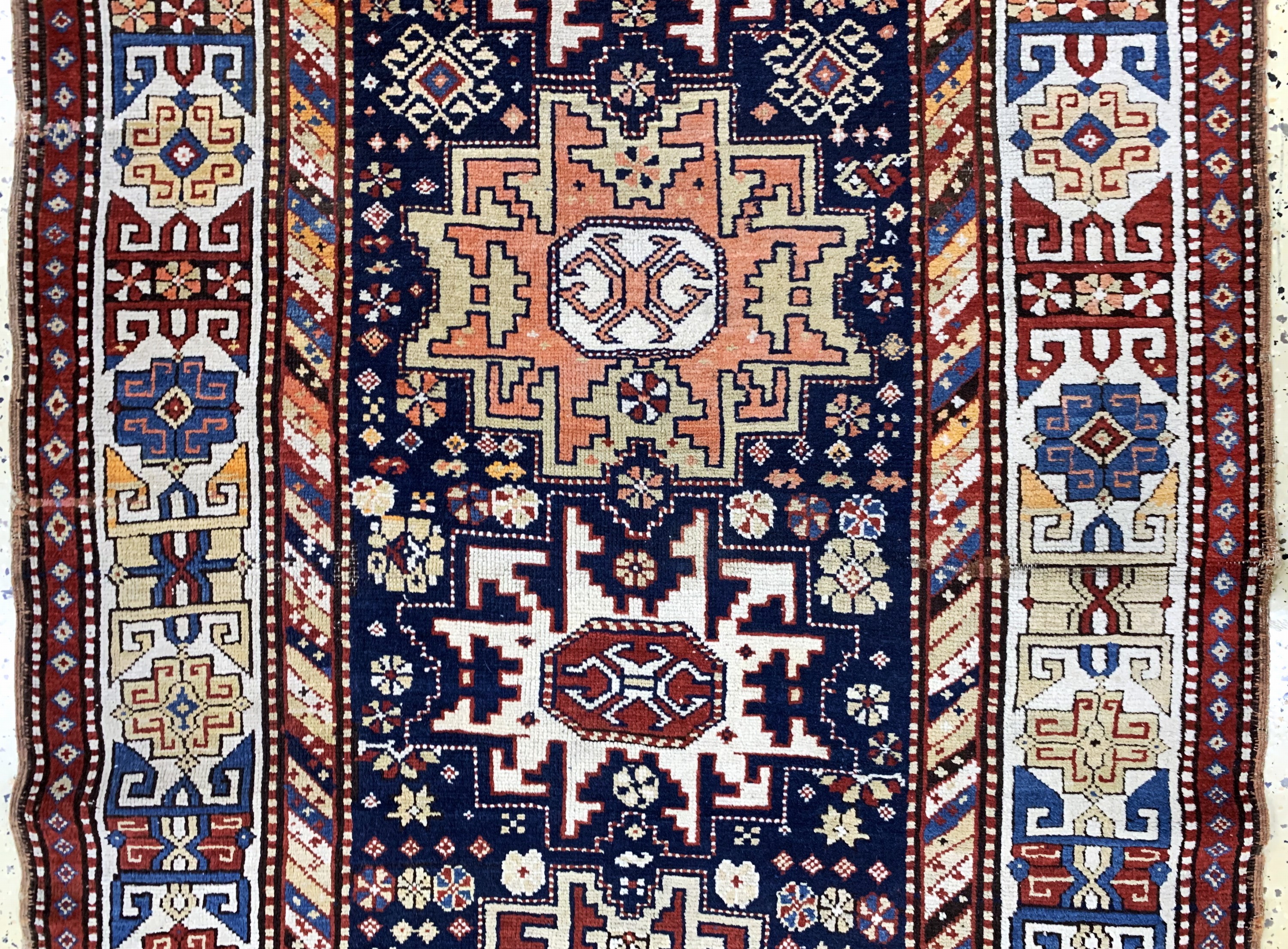 Detail c: Antiker Kazak, Kaukasus, 19.Jhd, Wolle auf Wolle, ca. 300 x 115 cm, EHZ: 3, (kleine restaurierungen)