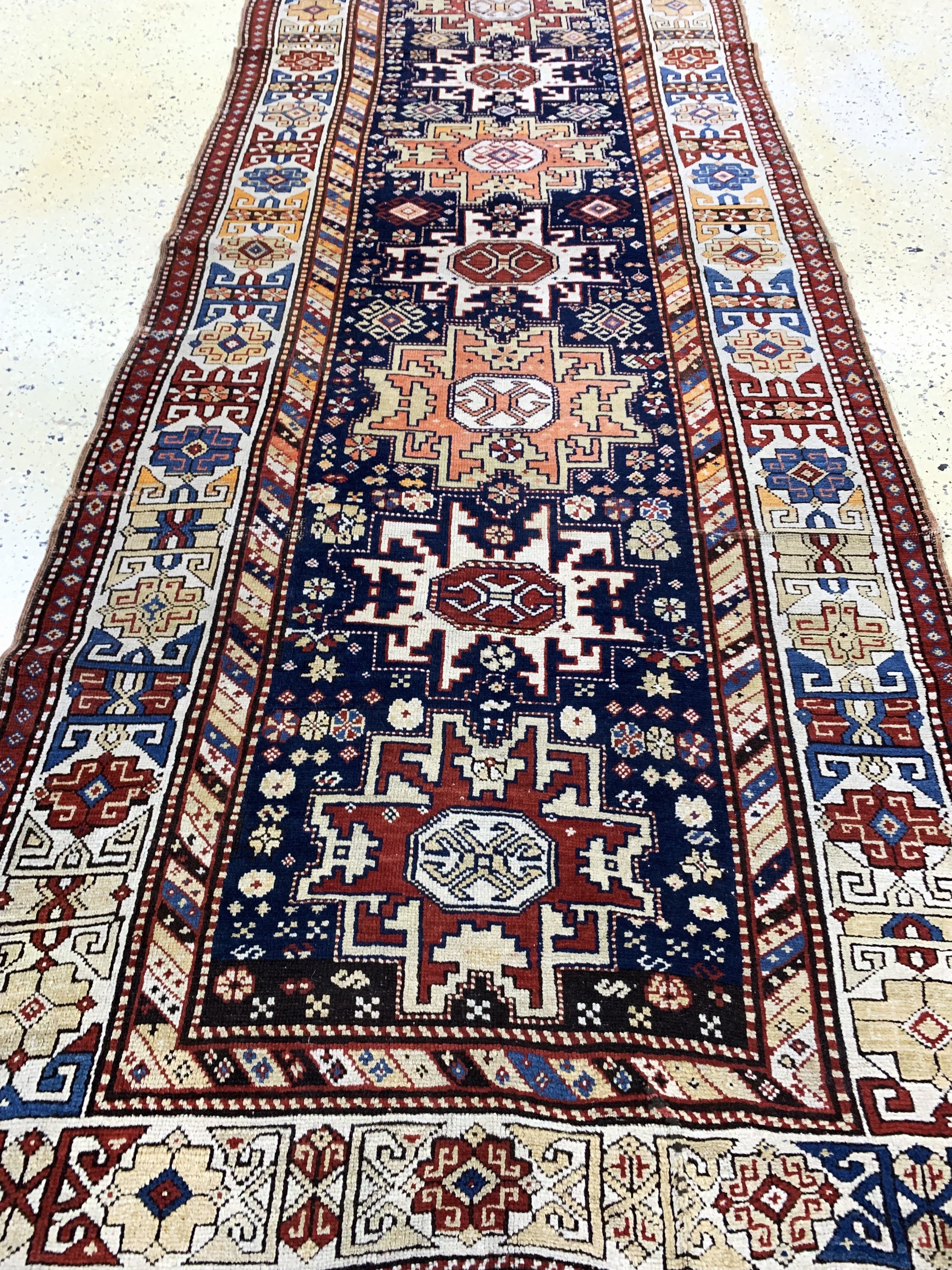 Detail e: Antiker Kazak, Kaukasus, 19.Jhd, Wolle auf Wolle, ca. 300 x 115 cm, EHZ: 3, (kleine restaurierungen)
