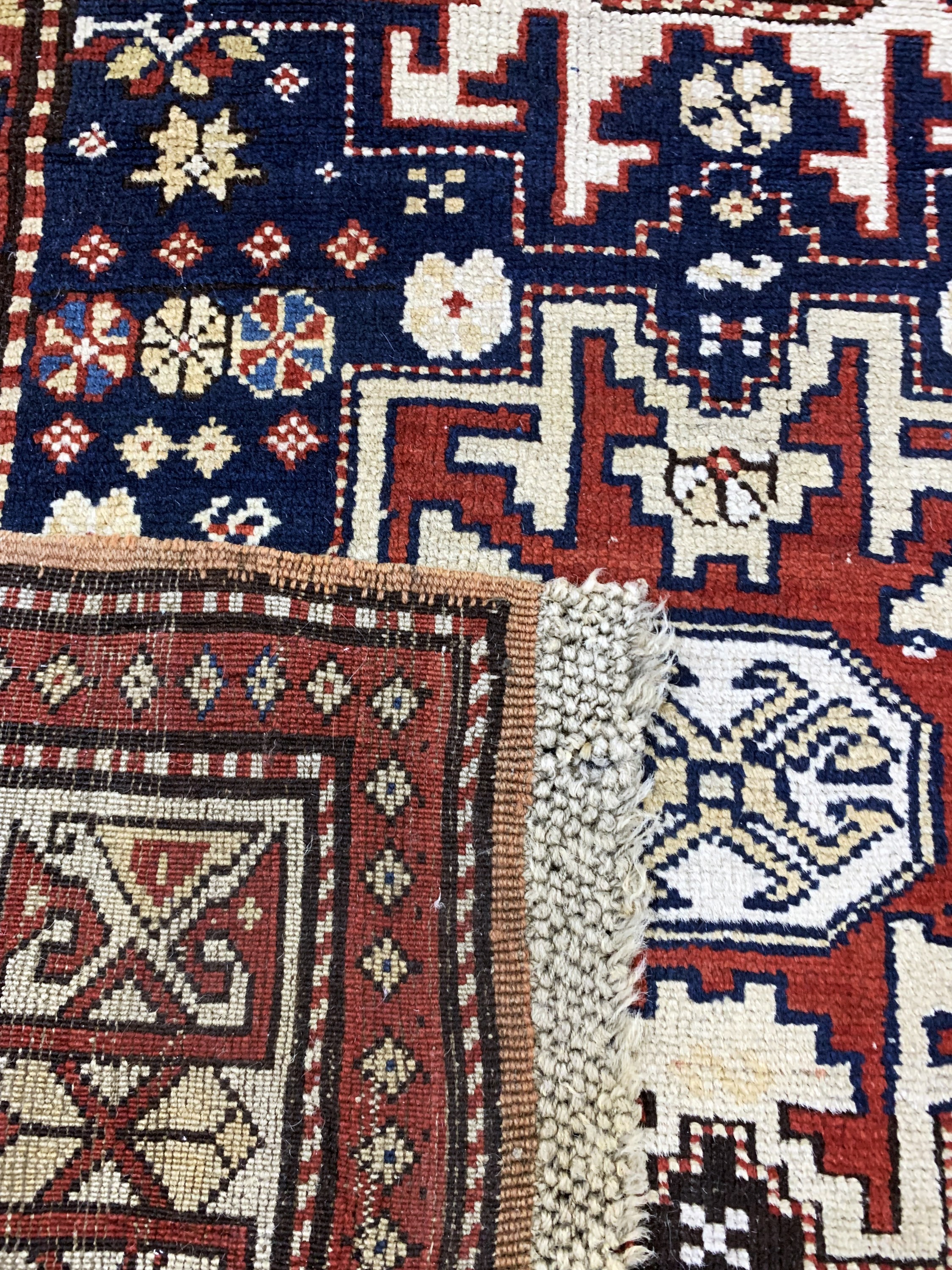 Detail f: Antiker Kazak, Kaukasus, 19.Jhd, Wolle auf Wolle, ca. 300 x 115 cm, EHZ: 3, (kleine restaurierungen)