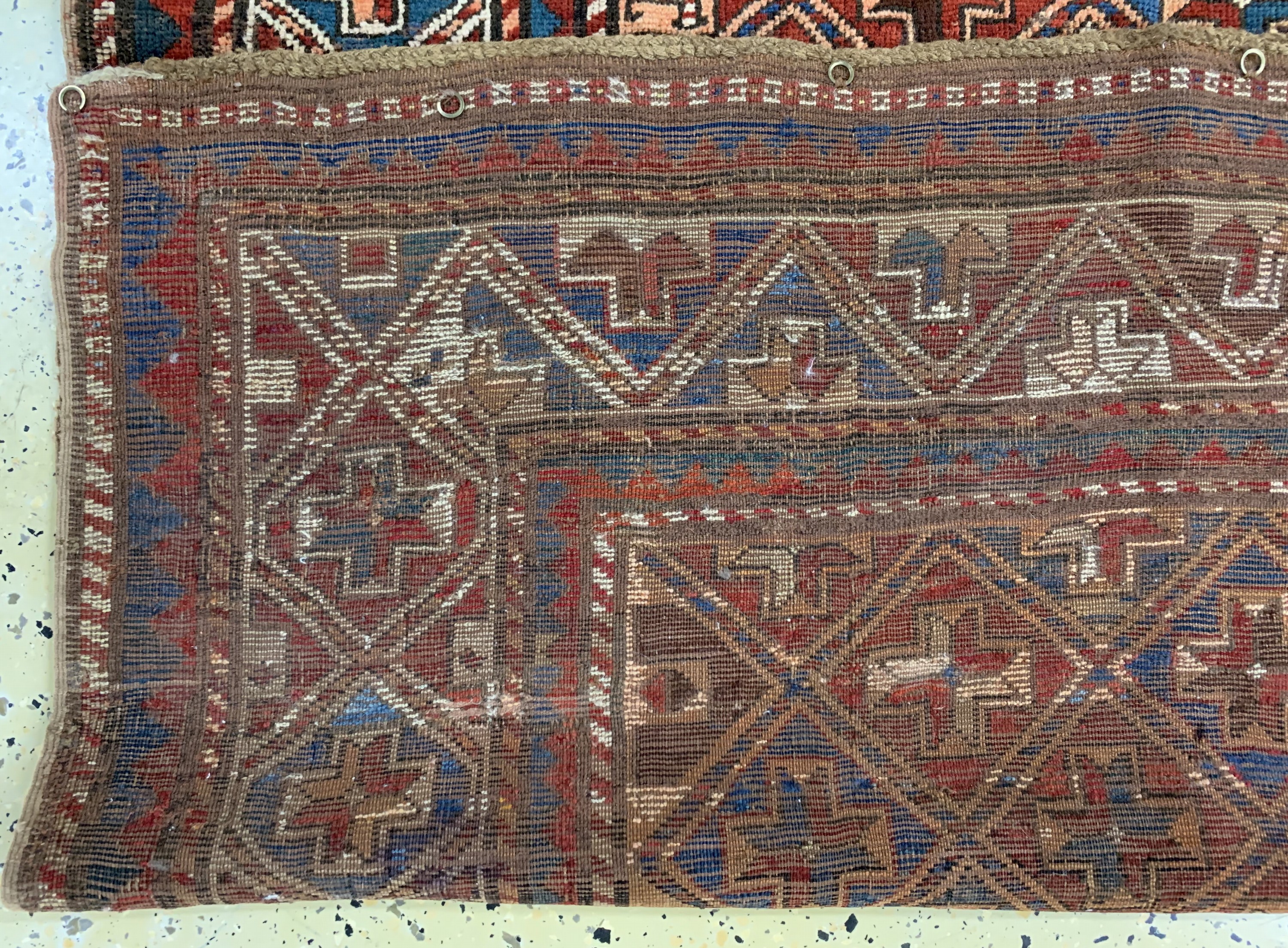 Detail b: Antiker Kazak, Kaukasus, um 1900, Wolle aufWolle, ca. 165 x 135 cm, EHZ: 3, (großflächig restauriert & verkürzt).