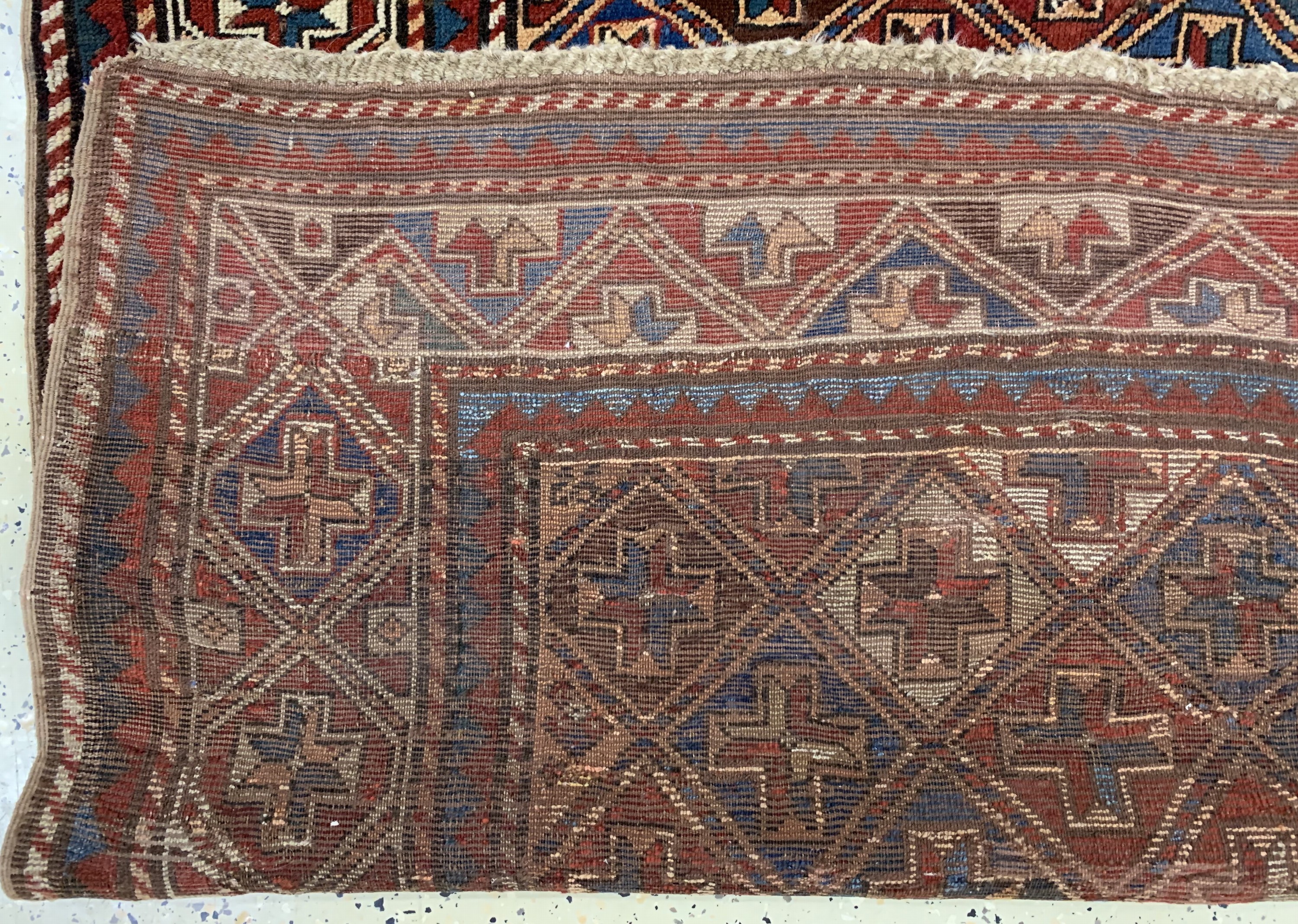 Detail e: Antiker Kazak, Kaukasus, um 1900, Wolle aufWolle, ca. 165 x 135 cm, EHZ: 3, (großflächig restauriert & verkürzt).