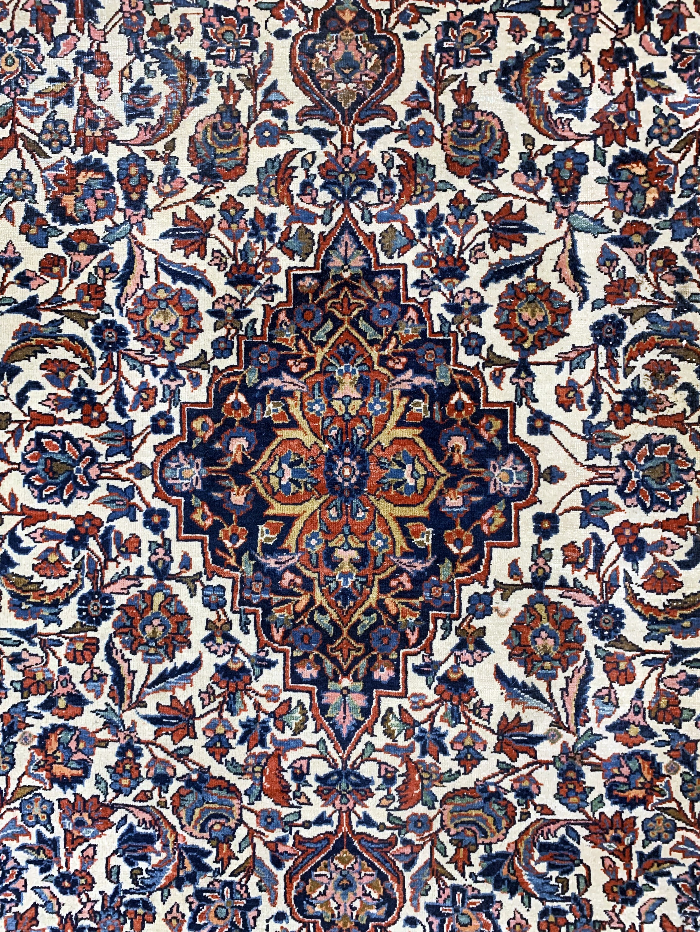 Detail b: Antiker Keschan, Persien, um 1900, Wolle auf Baumwolle, ca. 202 x 132 cm, EHZ: 4(Morsch).