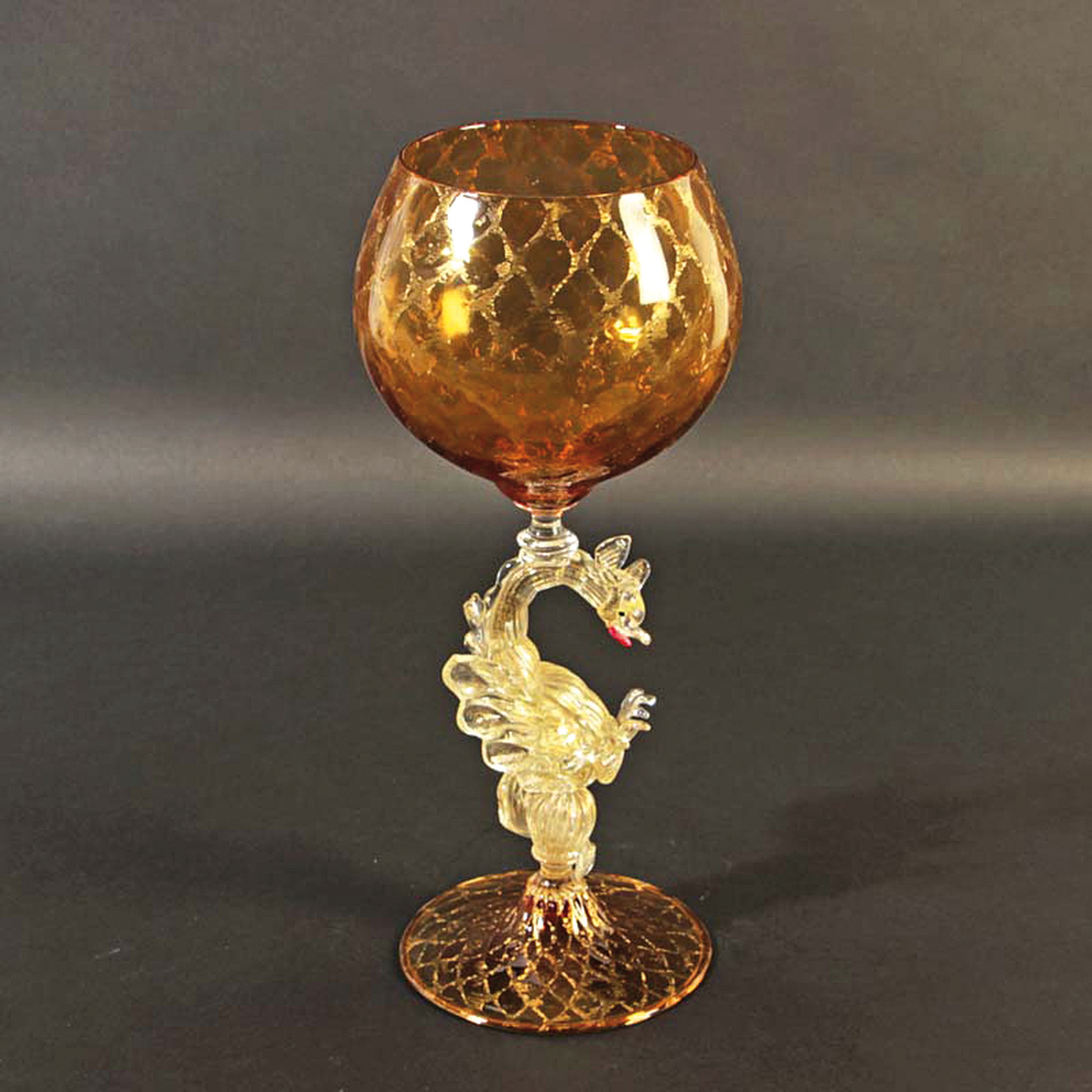 Glaspokal, Fratelli Toso, Murano, Italien, um 1915-25, farbloses und honiggelbes Glas, Nodus in Form eines Drachen mit Goldeinpuderungen, H. 34 cm