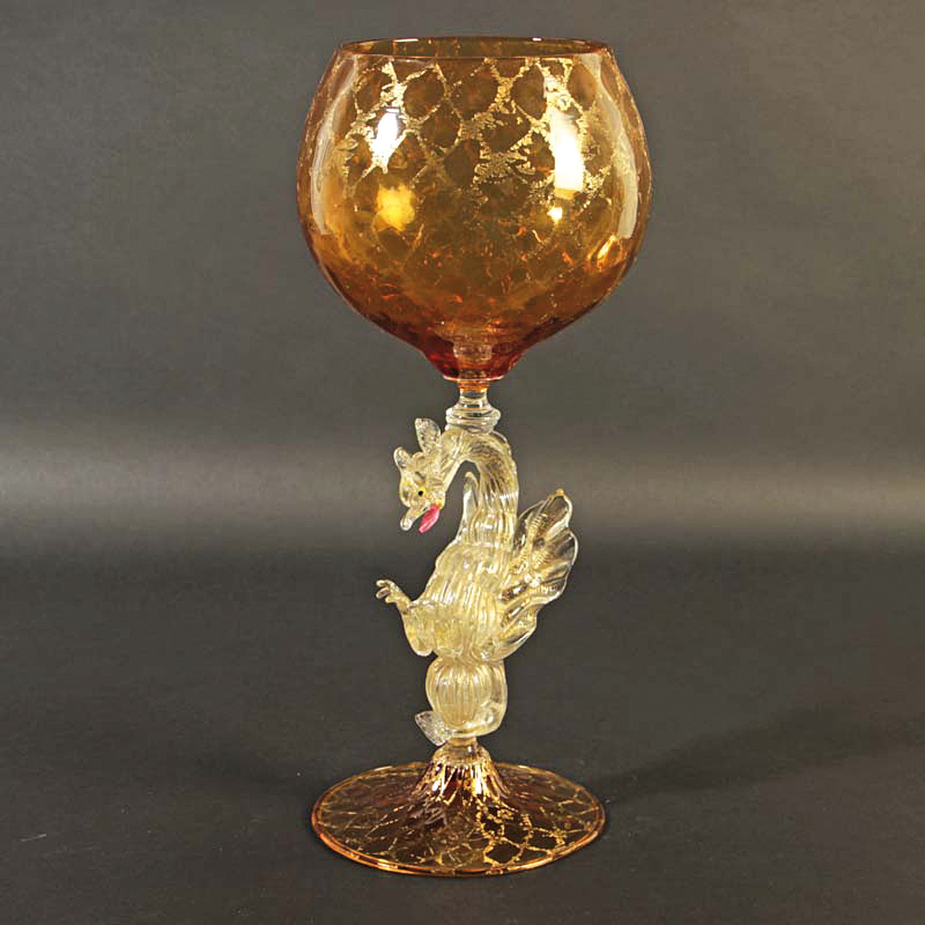 Detail a: Glaspokal, Fratelli Toso, Murano, Italien, um 1915-25, farbloses und honiggelbes Glas, Nodus in Form eines Drachen mit Goldeinpuderungen, H. 34 cm