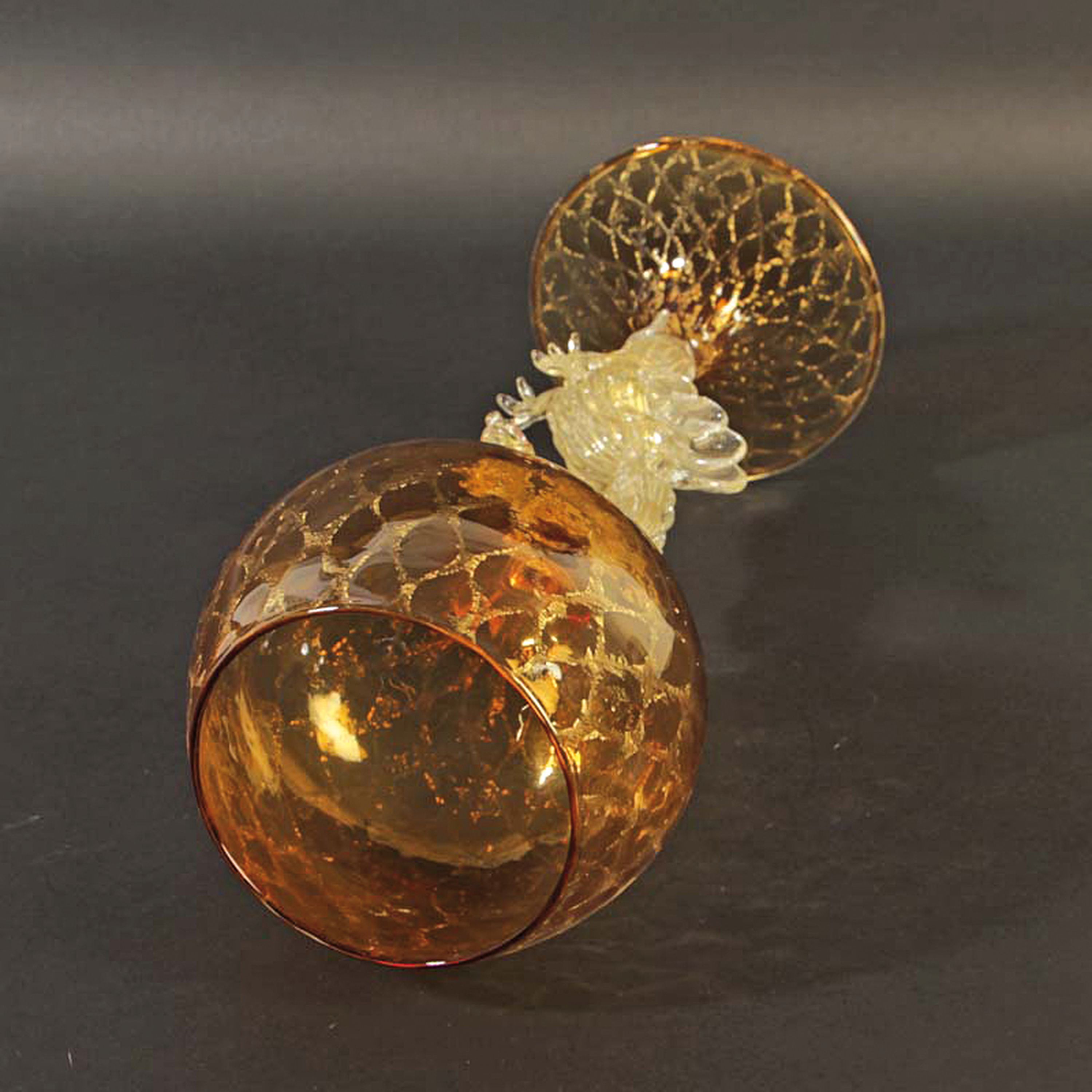 Detail b: Glaspokal, Fratelli Toso, Murano, Italien, um 1915-25, farbloses und honiggelbes Glas, Nodus in Form eines Drachen mit Goldeinpuderungen, H. 34 cm