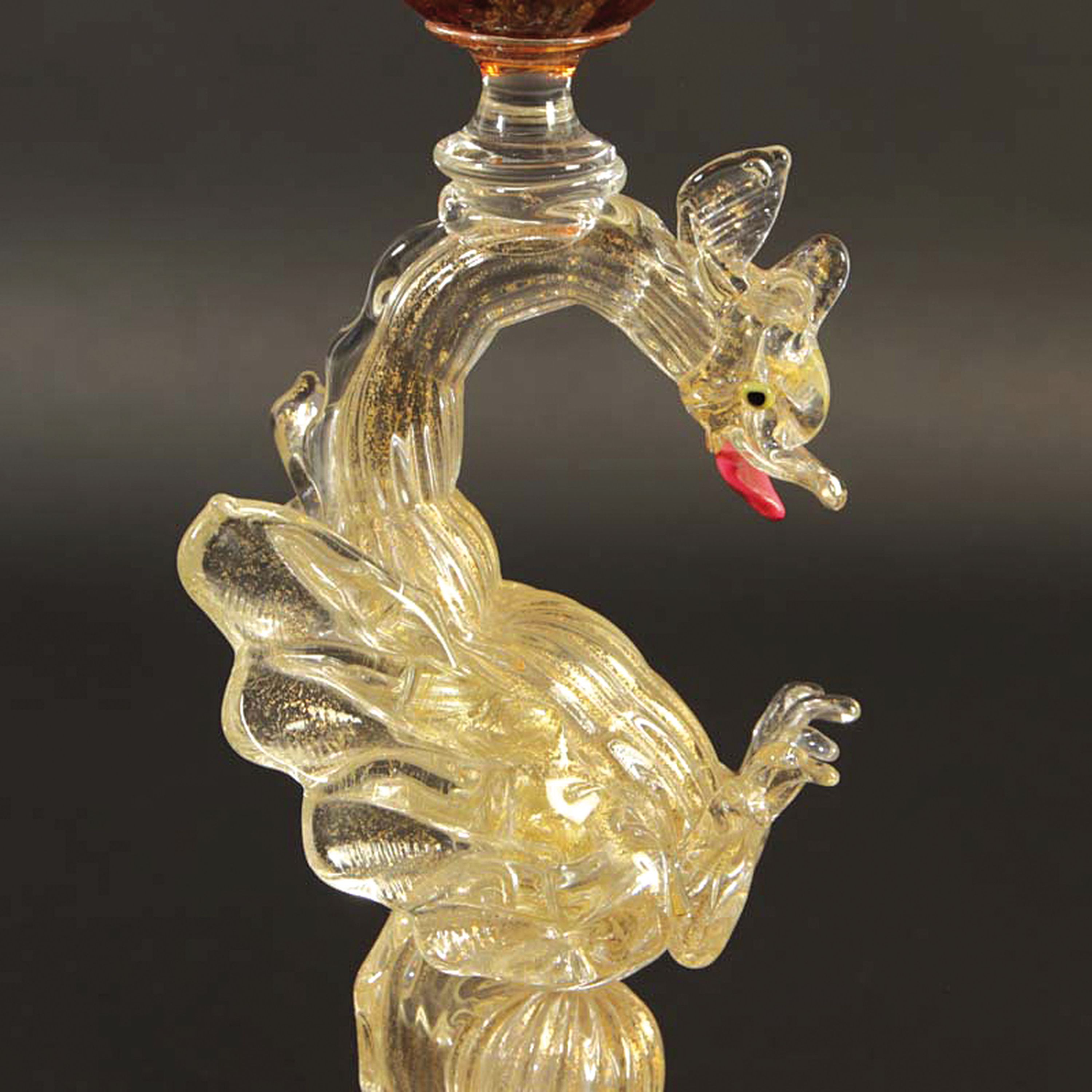 Detail c: Glaspokal, Fratelli Toso, Murano, Italien, um 1915-25, farbloses und honiggelbes Glas, Nodus in Form eines Drachen mit Goldeinpuderungen, H. 34 cm
