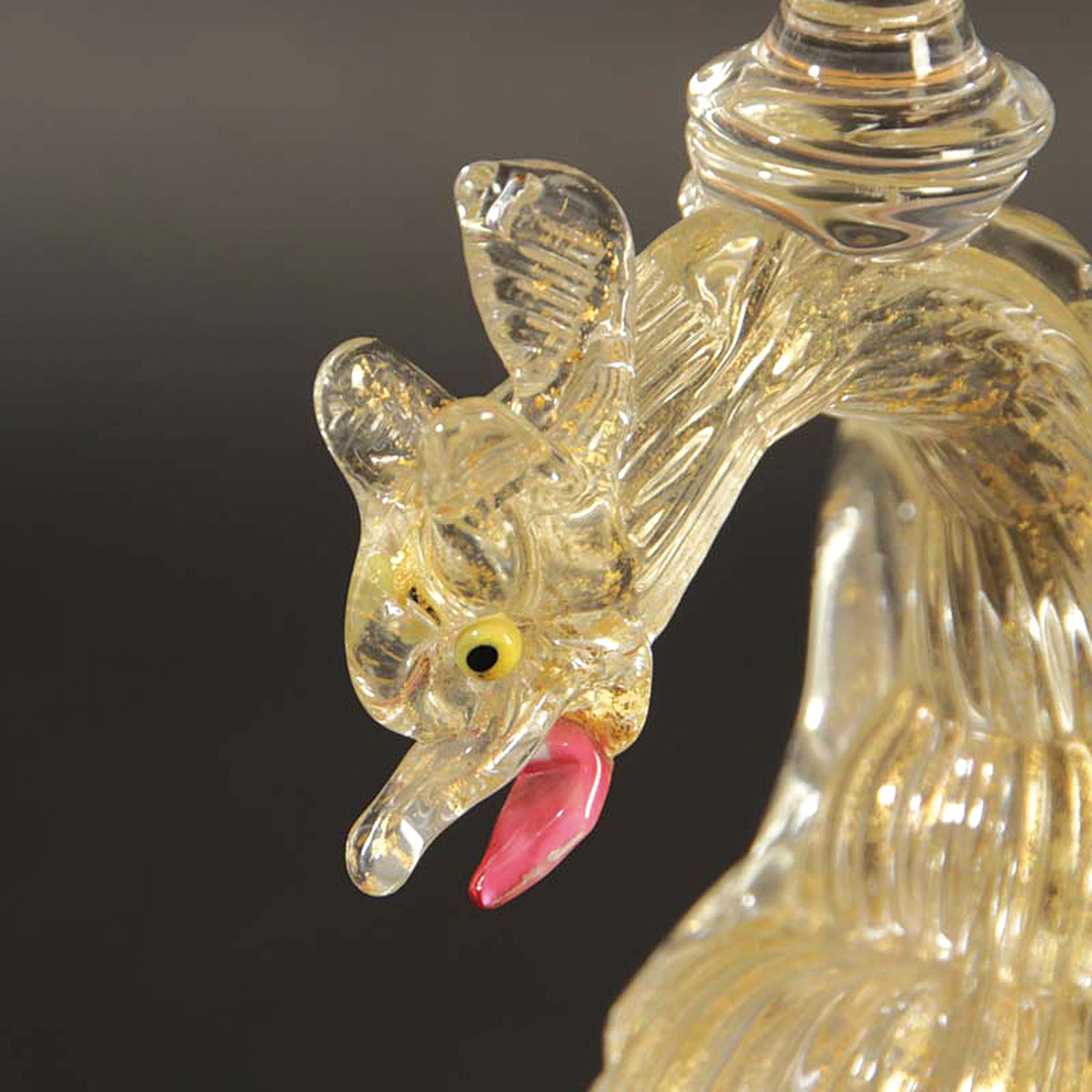 Detail d: Glaspokal, Fratelli Toso, Murano, Italien, um 1915-25, farbloses und honiggelbes Glas, Nodus in Form eines Drachen mit Goldeinpuderungen, H. 34 cm