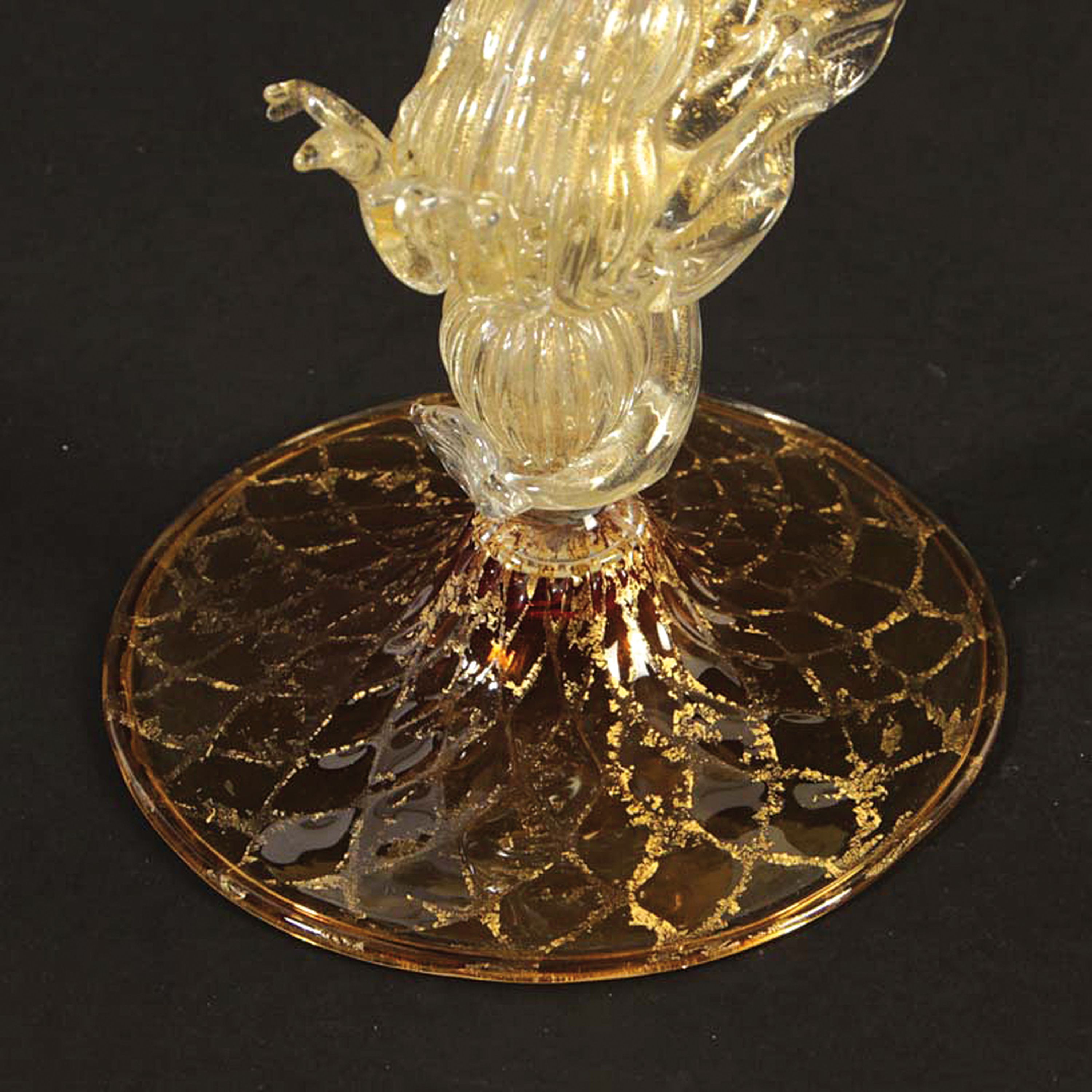 Detail e: Glaspokal, Fratelli Toso, Murano, Italien, um 1915-25, farbloses und honiggelbes Glas, Nodus in Form eines Drachen mit Goldeinpuderungen, H. 34 cm
