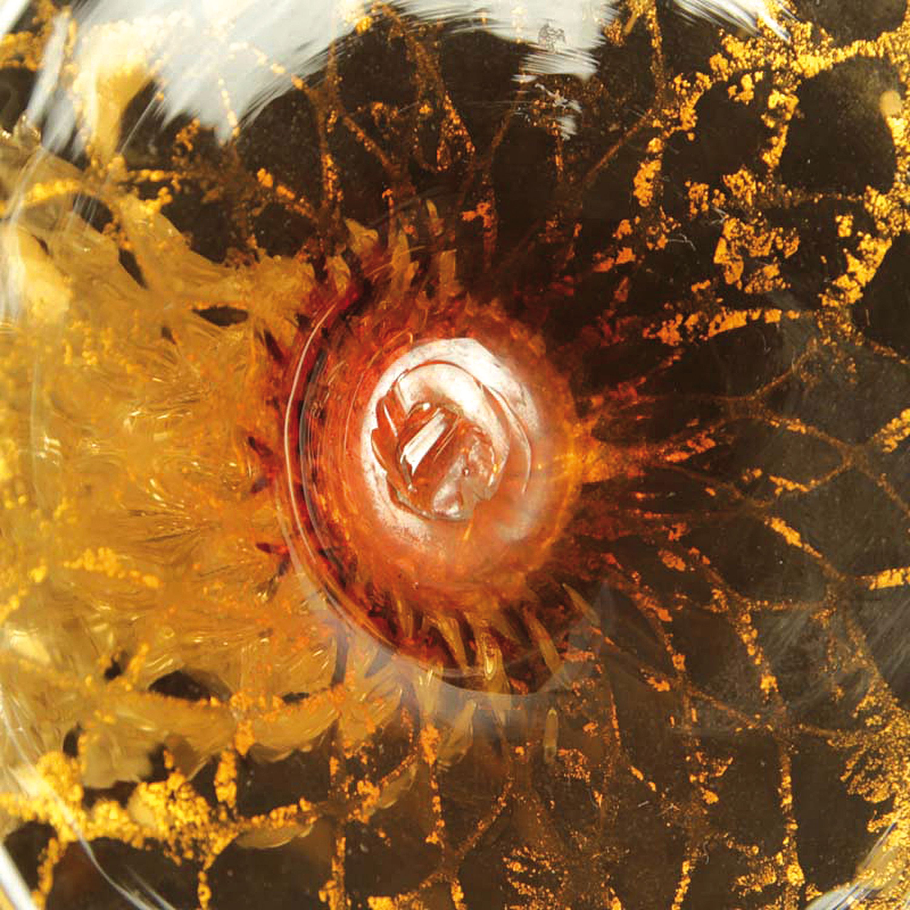 Detail g: Glaspokal, Fratelli Toso, Murano, Italien, um 1915-25, farbloses und honiggelbes Glas, Nodus in Form eines Drachen mit Goldeinpuderungen, H. 34 cm
