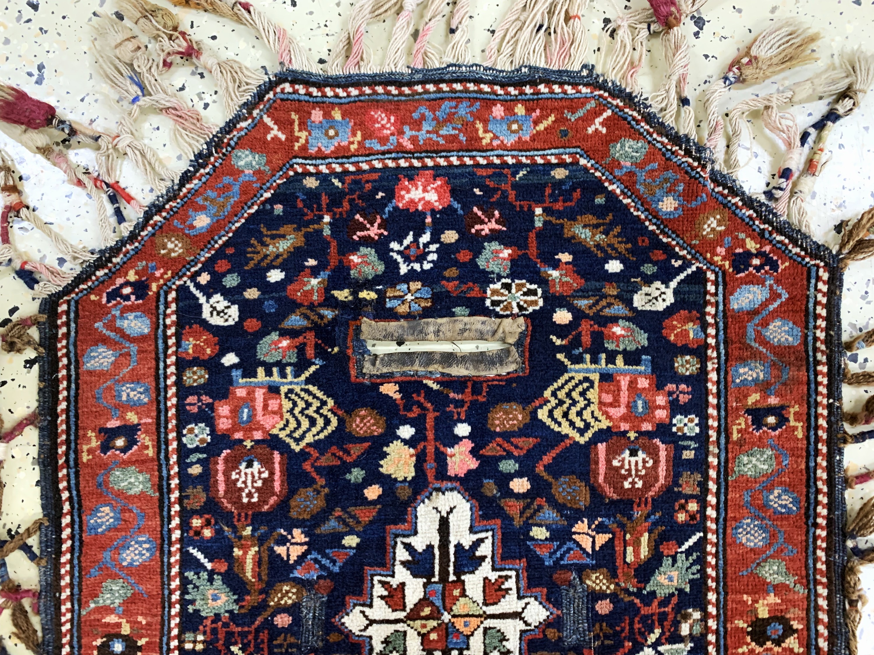 Detail b: Nomaden"Sattelauflage", Persien, um 1900, Wolle auf Wolle, ca. 74 x 59 cm, EHZ: 2(kleineRestaurierung)