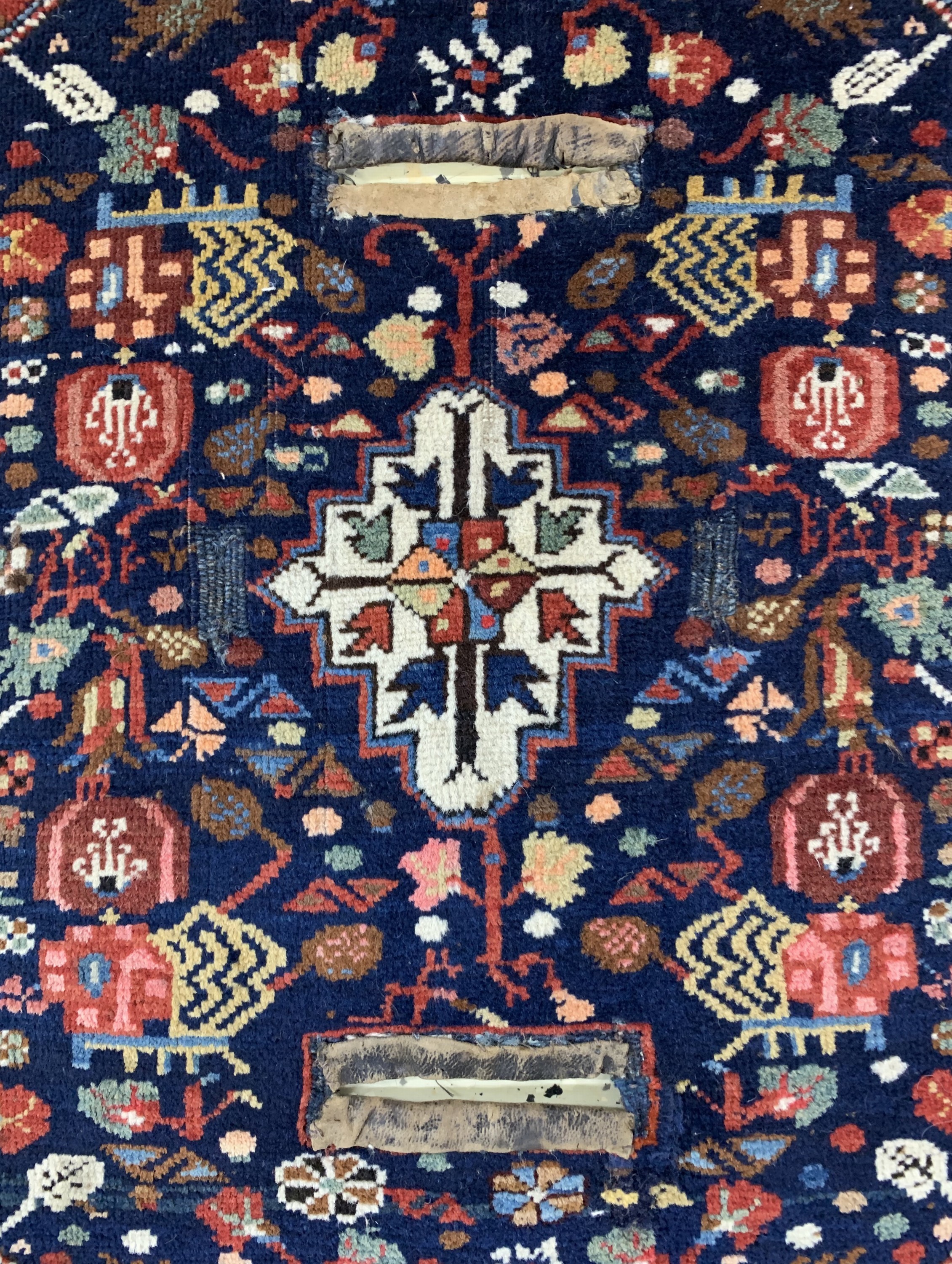 Detail c: Nomaden"Sattelauflage", Persien, um 1900, Wolle auf Wolle, ca. 74 x 59 cm, EHZ: 2(kleineRestaurierung)