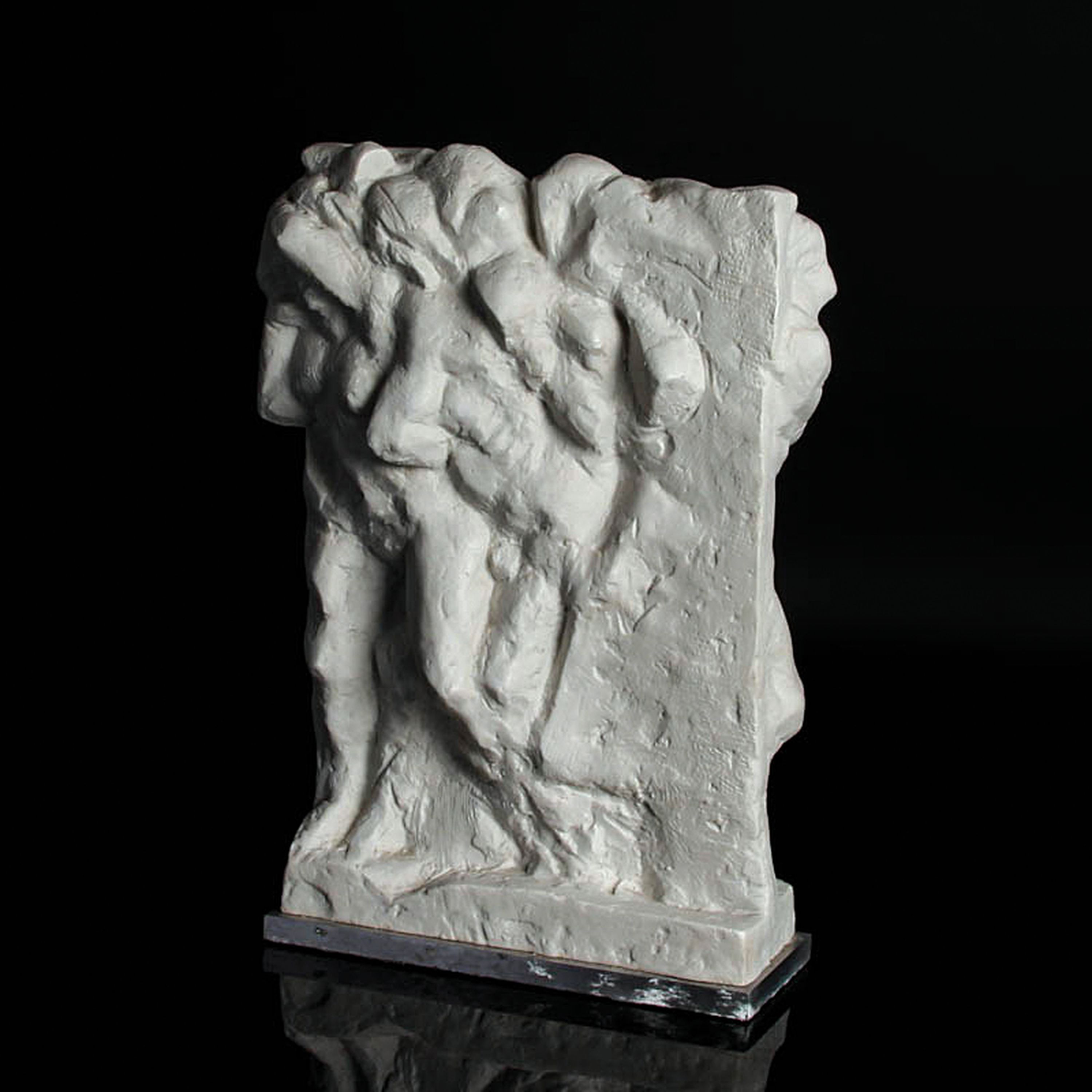 Detail b: Porzellanskulptur, Bernd Altenstein (geb. 1943), Goebel Galerie, 1982, Weißporzellan, "Die Getriebenen", Ed. 4/30, auf Sockel, H. 32cm