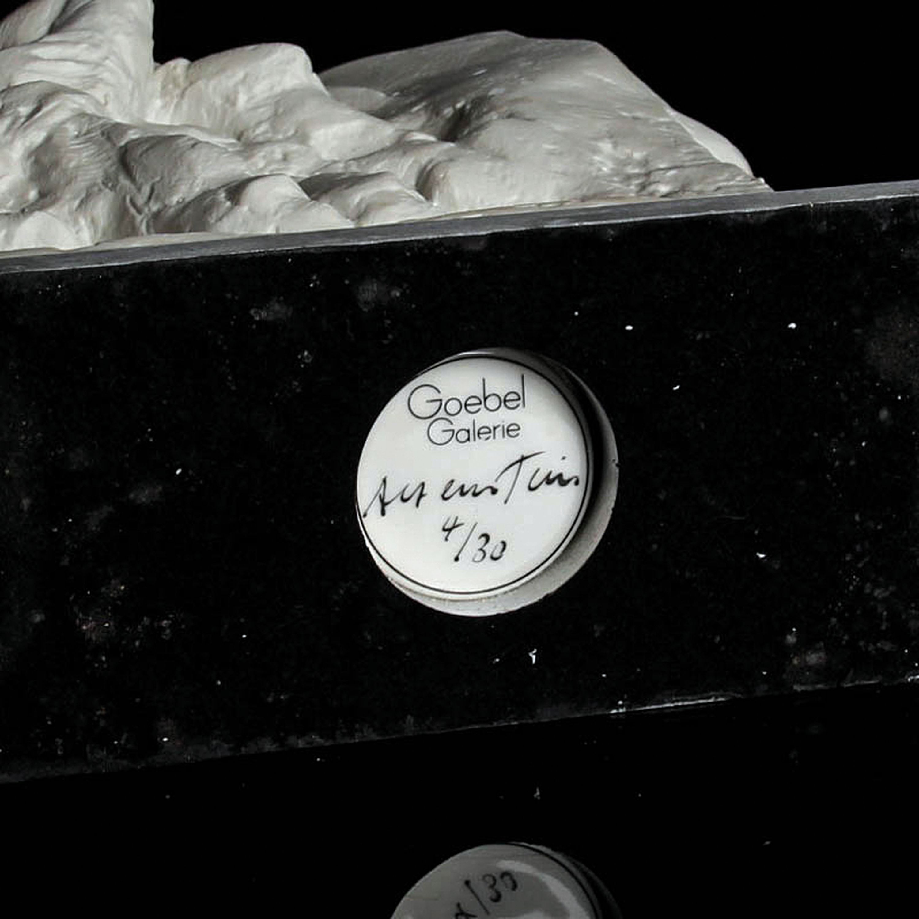 Detail e: Porzellanskulptur, Bernd Altenstein (geb. 1943), Goebel Galerie, 1982, Weißporzellan, "Die Getriebenen", Ed. 4/30, auf Sockel, H. 32cm