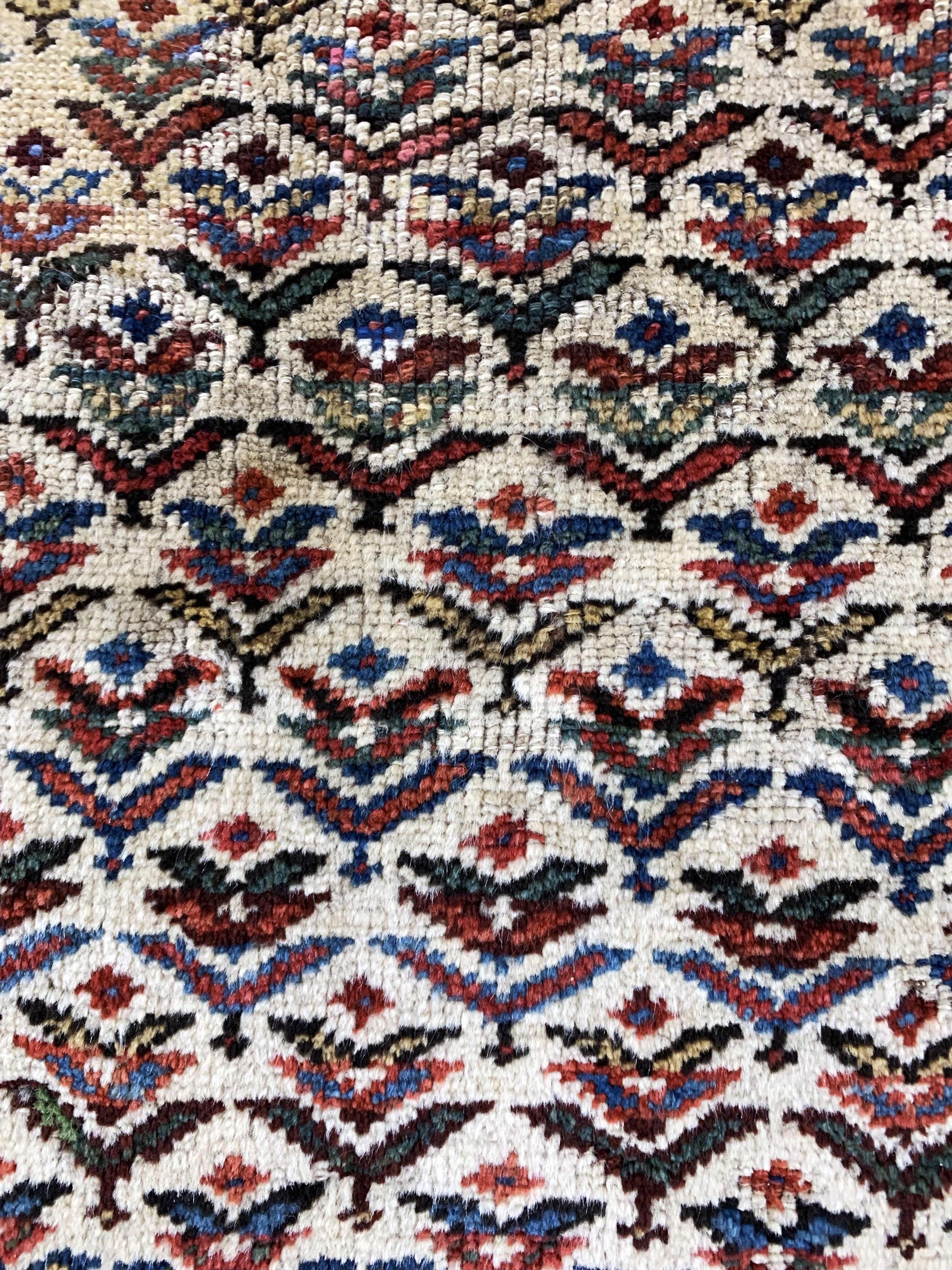Detail b: Nomaden Poschti antik, Persien, um 1900, Wolle auf Wolle, ca. 57 x 56 cm, EHZ: 3, (großflächig restauriert)