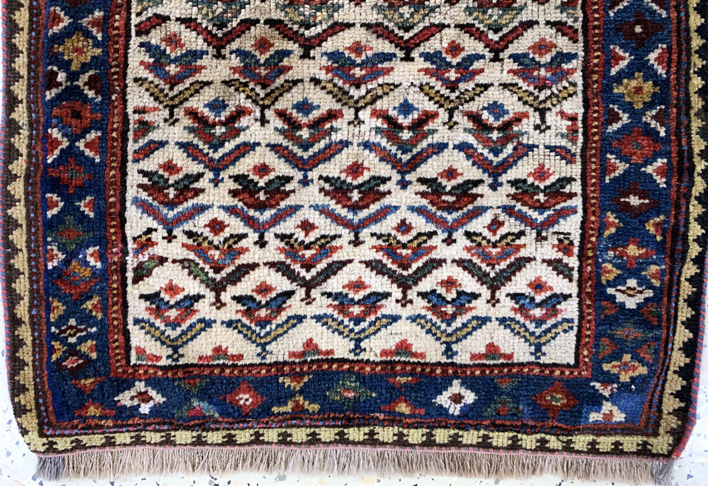 Detail c: Nomaden Poschti antik, Persien, um 1900, Wolle auf Wolle, ca. 57 x 56 cm, EHZ: 3, (großflächig restauriert)