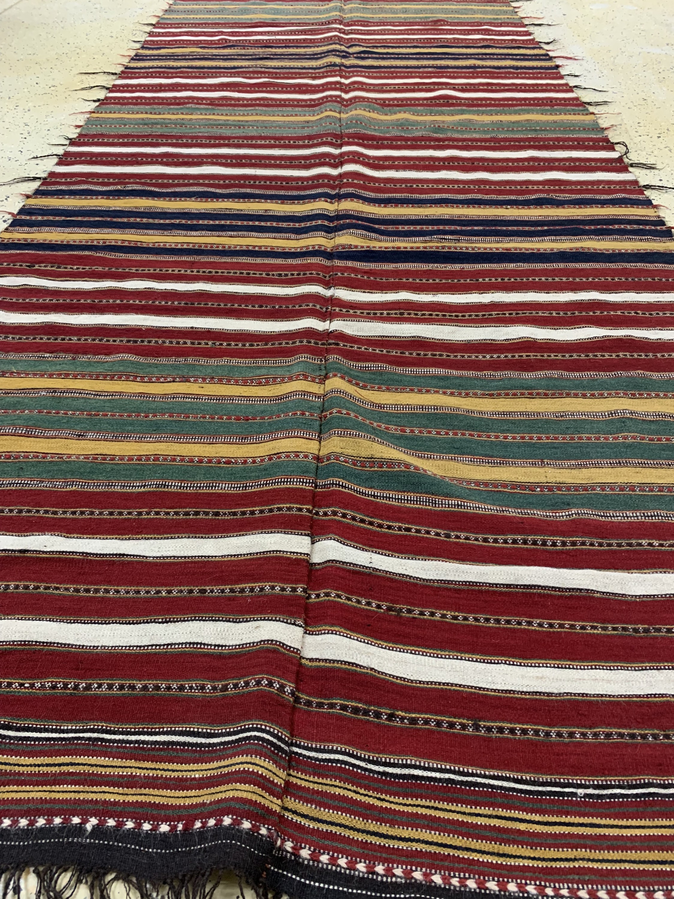 Detail e: Nomaden-Decke fein(2 Bahnig), Persien, Anfang 20.Jhd, Wolle auf Wolle, ca. 360 x 140 cm, EHZ: 2, (kleine Löcher)