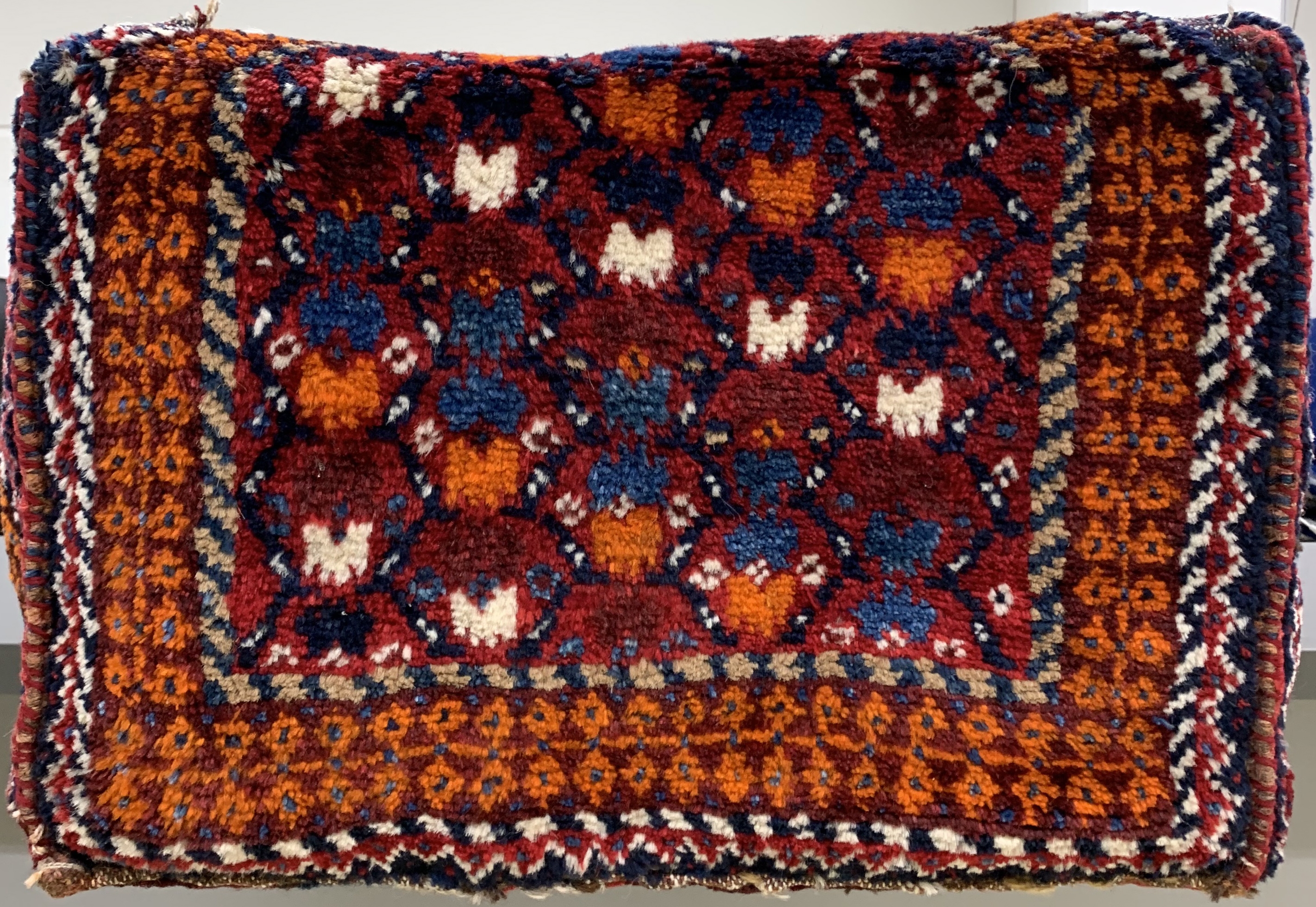 Detail b: Komplette Mafrasch, Persien, Anfang 20.Jhd,Wolle auf Wolle, ca. 110 x 60 x 45 cm, EHZ: 2