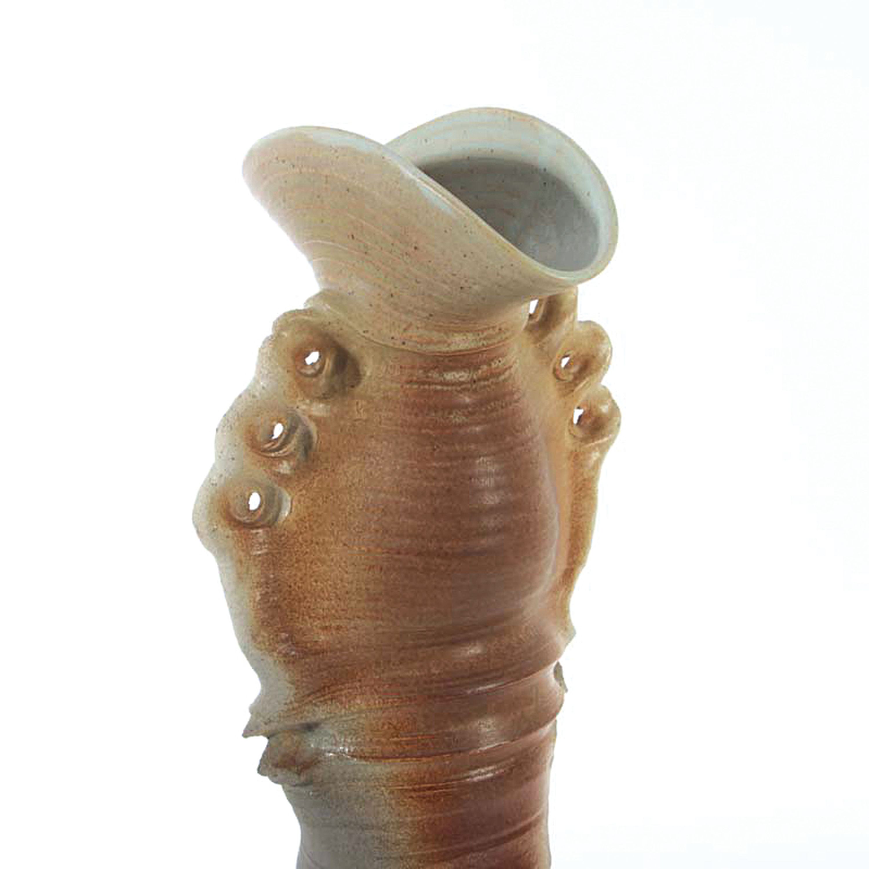 Detail a: Studiokeramik-Skulptur, 1960/70er-Jahre, cremefarbener Scherben, schwarz-braun glasiert, organische Form, lippenförmige Mündung, unleserlich ...