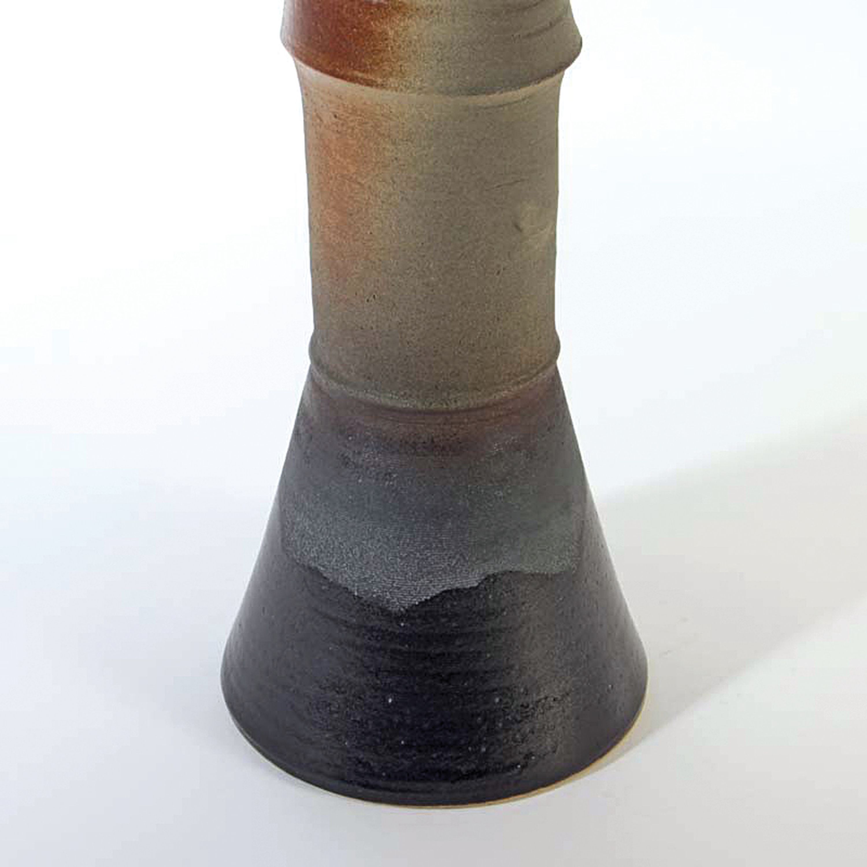 Detail b: Studiokeramik-Skulptur, 1960/70er-Jahre, cremefarbener Scherben, schwarz-braun glasiert, organische Form, lippenförmige Mündung, unleserlich ...