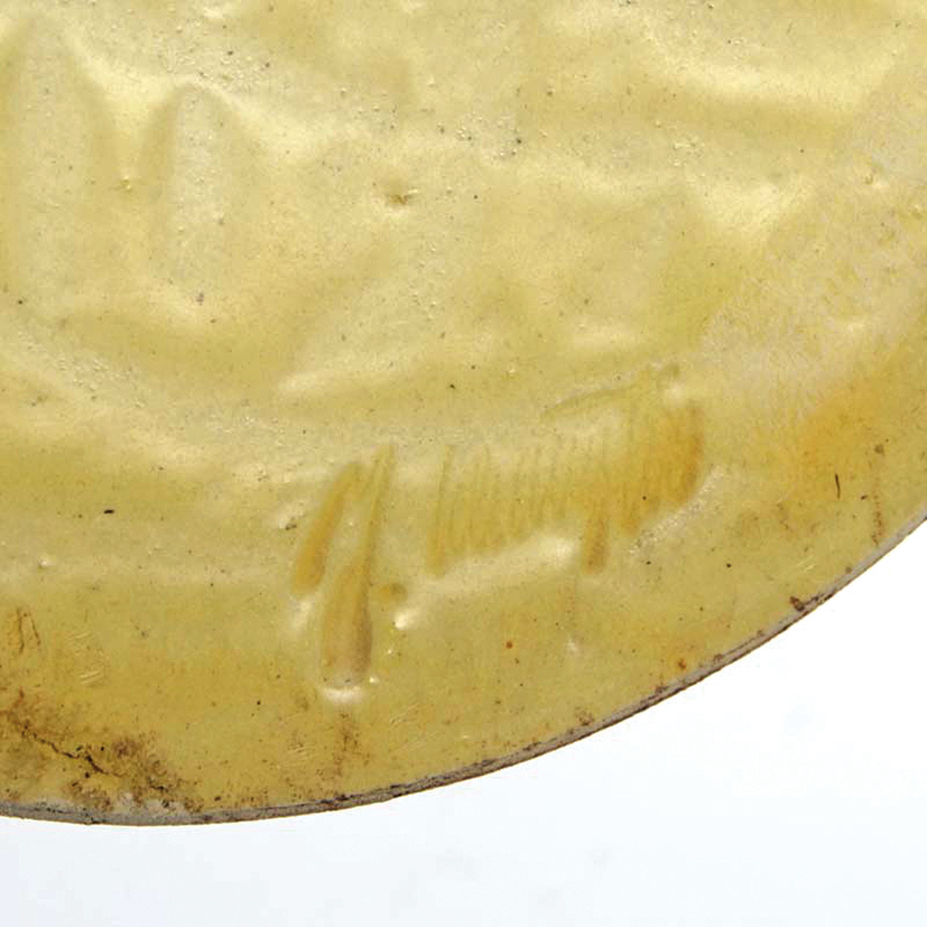 Detail c: Studiokeramik-Skulptur, 1960/70er-Jahre, cremefarbener Scherben, schwarz-braun glasiert, organische Form, lippenförmige Mündung, unleserlich ...