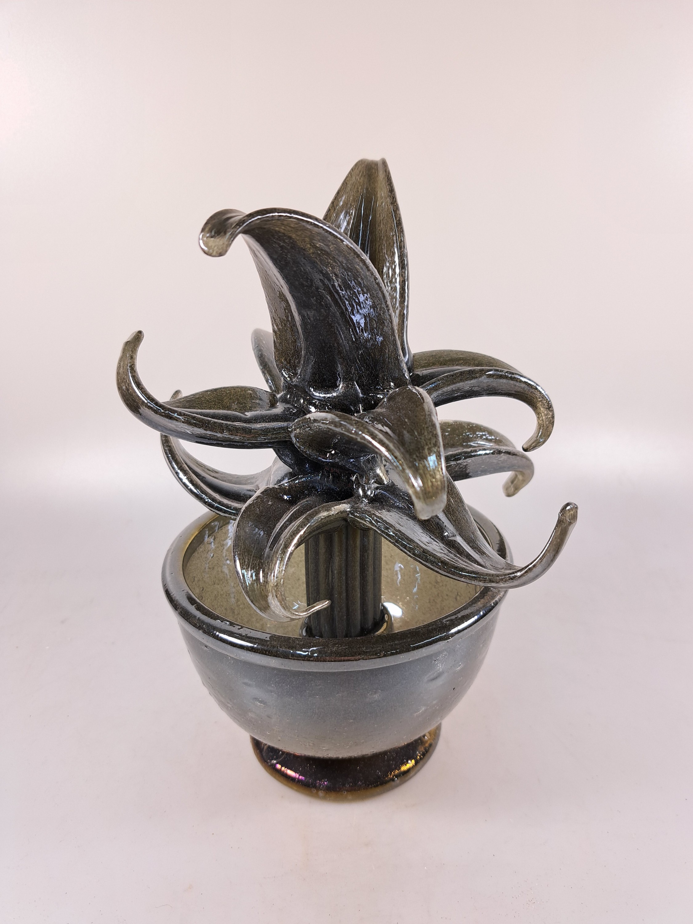 Detail b: Glasskulptur Sukkulente im Topf, Murano, Italien, grau getöntes Glas, dicht eingeschmolzene kleine Luftblasen, Topf mit goldfarbener Lüstrierung, ...