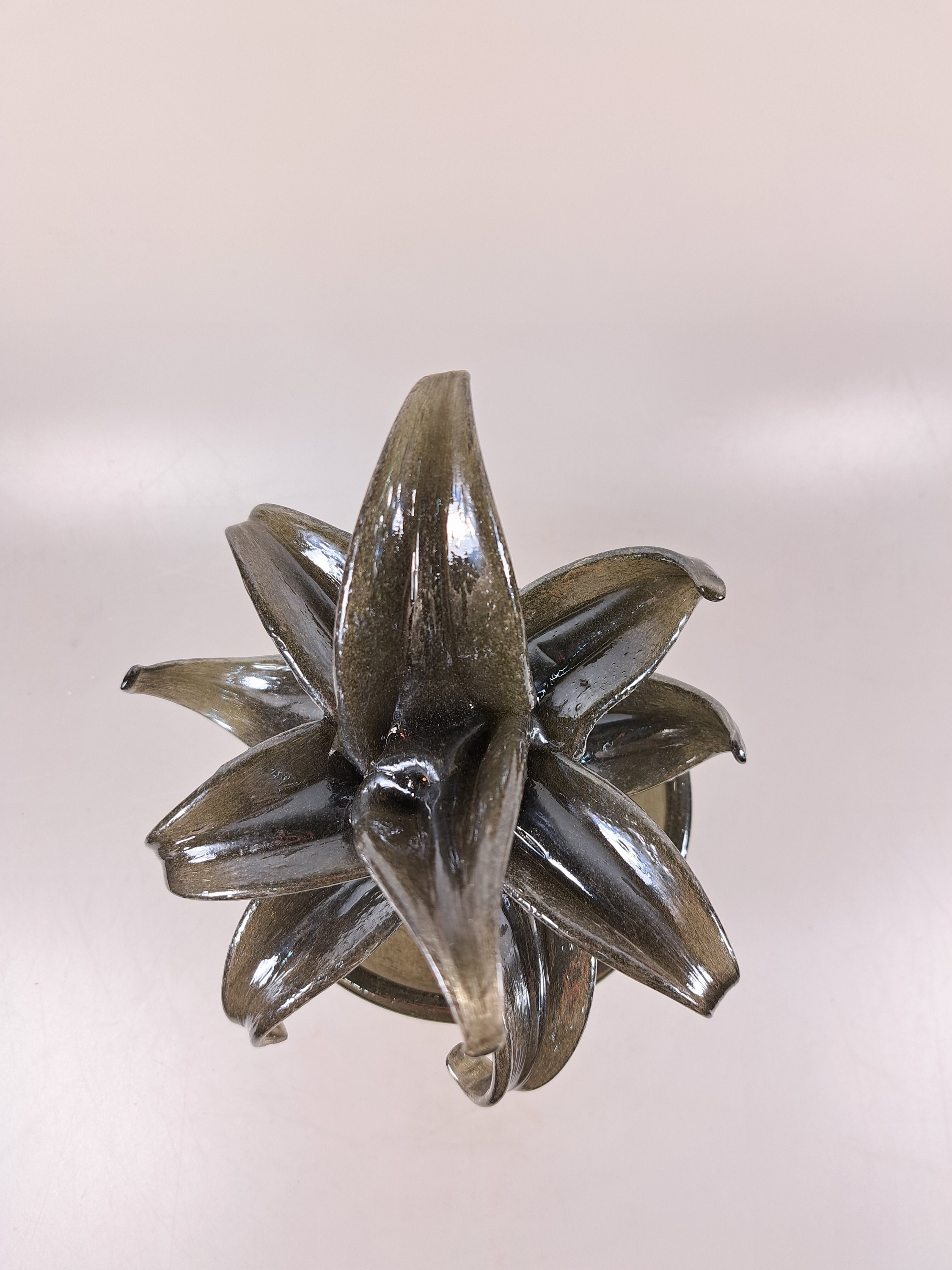 Detail c: Glasskulptur Sukkulente im Topf, Murano, Italien, grau getöntes Glas, dicht eingeschmolzene kleine Luftblasen, Topf mit goldfarbener Lüstrierung, ...