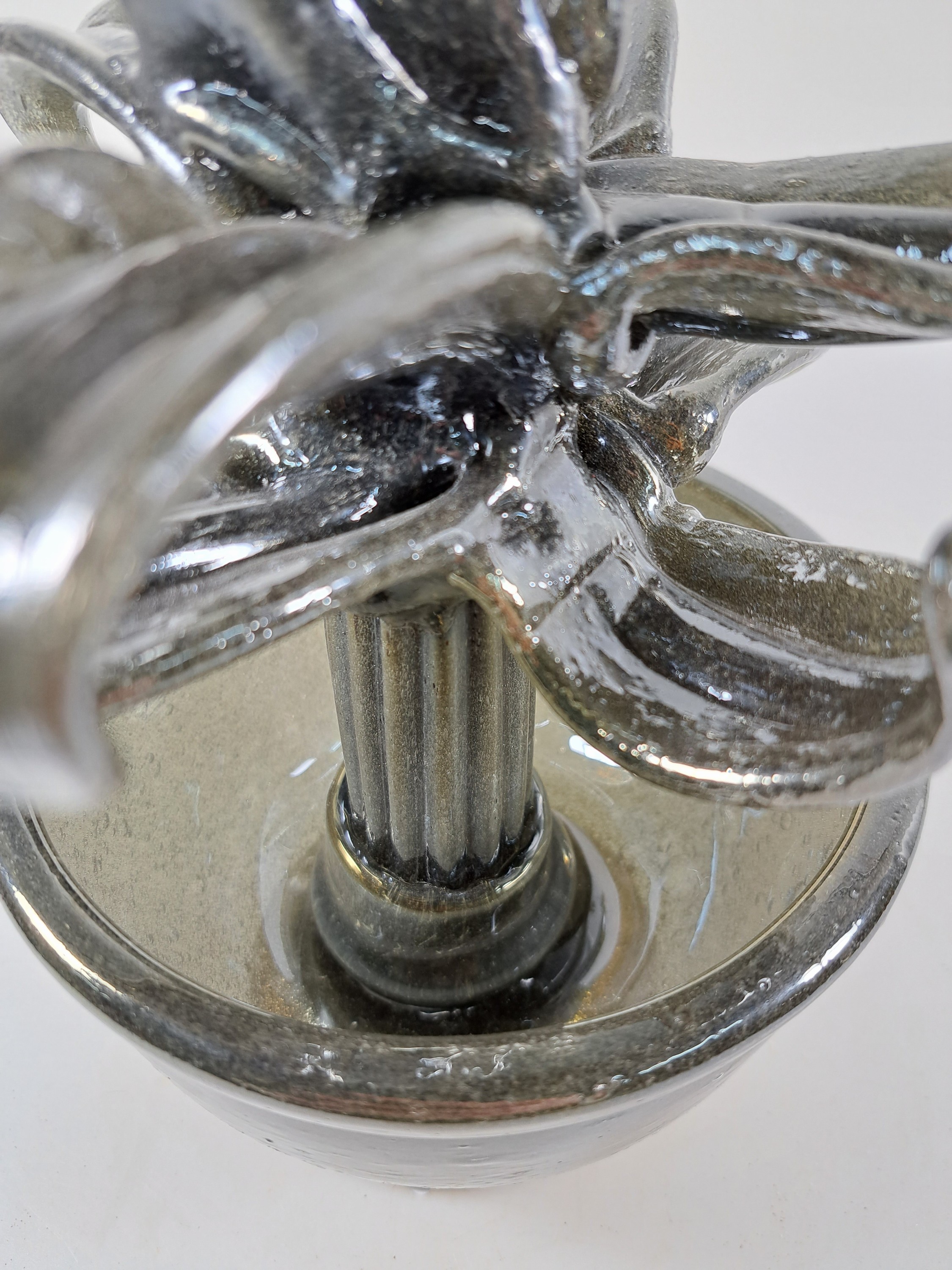 Detail e: Glasskulptur Sukkulente im Topf, Murano, Italien, grau getöntes Glas, dicht eingeschmolzene kleine Luftblasen, Topf mit goldfarbener Lüstrierung, ...