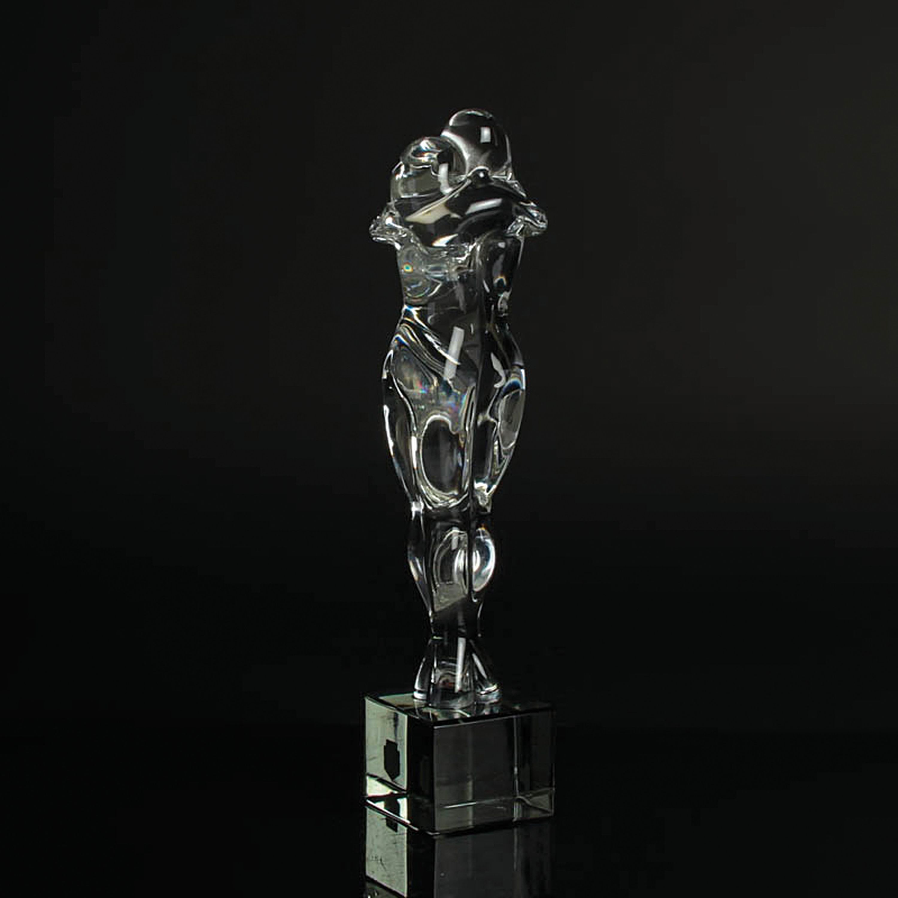 Glasskulptur Liebende, Prof. Antonio da Ros für Cenedese, Murano, Italien, farbloses Glas, Liebespaar auf quadratischem Sockel, H. 30 cm