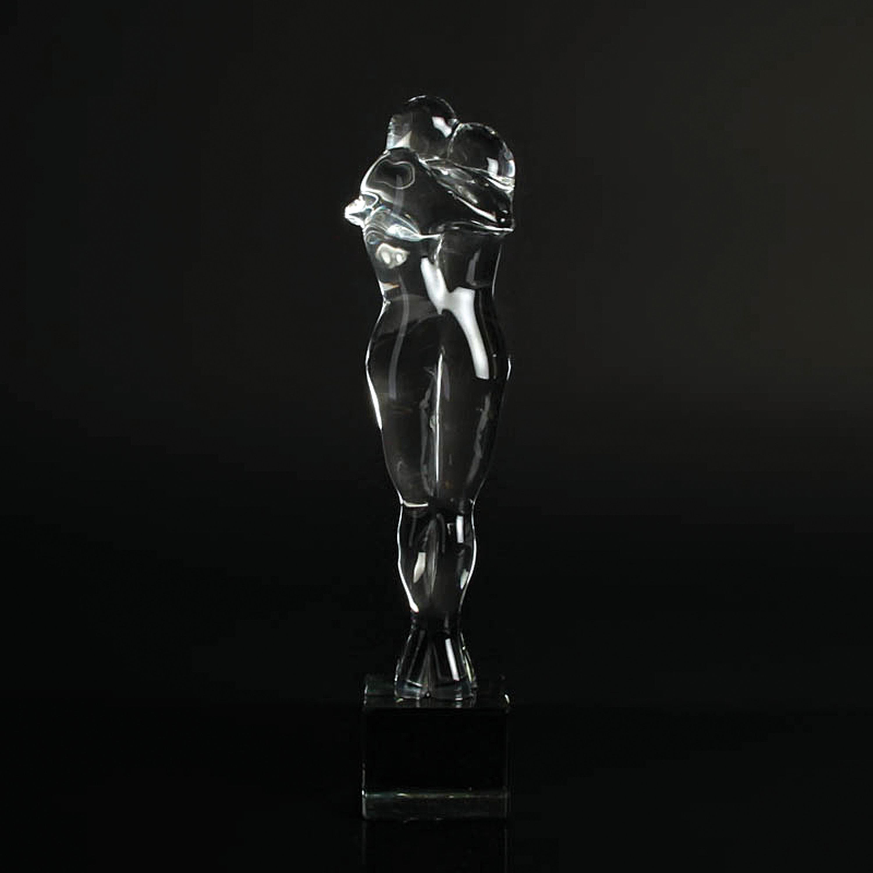 Detail b: Glasskulptur Liebende, Prof. Antonio da Ros für Cenedese, Murano, Italien, farbloses Glas, Liebespaar auf quadratischem Sockel, H. 30 cm